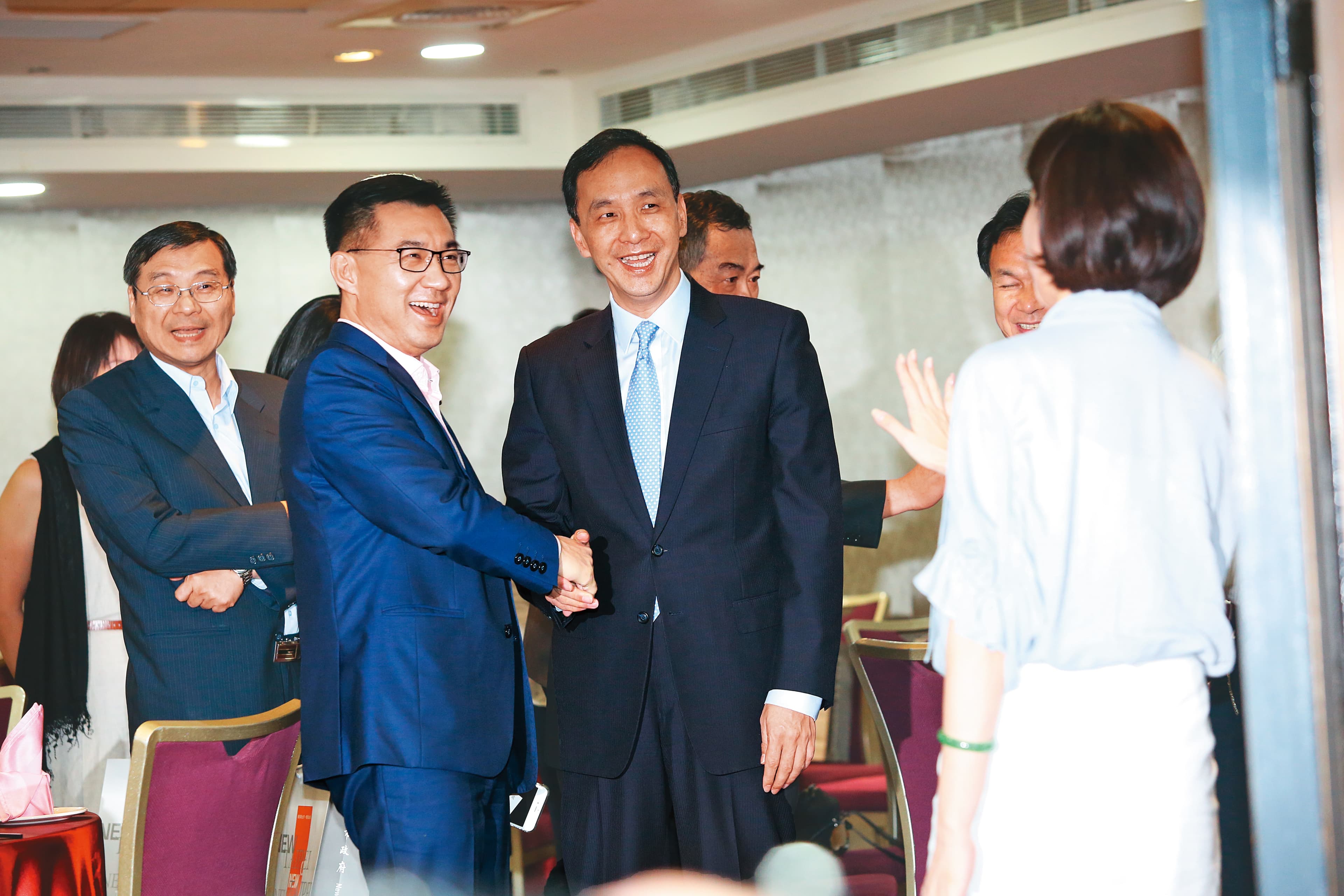 今年初黨魁改選前夕，江啟臣、朱立倫一度屬同一陣線，但2人關係如今已不如前。圖為2017年朱宴請黨籍立委及縣市長。