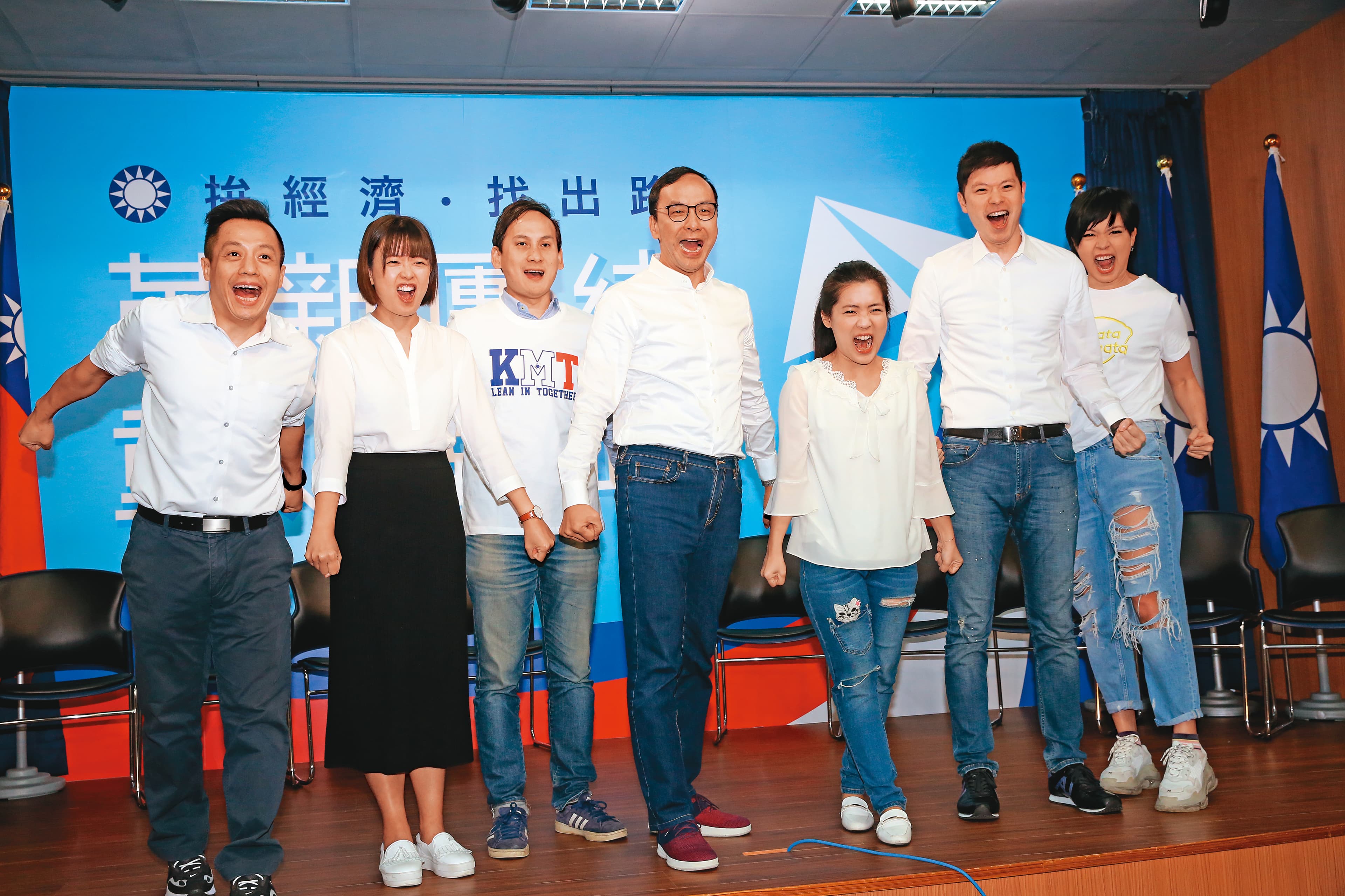 獲不少青壯派民代力挺的朱立倫（中），將復出角逐明年藍黨魁改選。圖為去年12月朱成立新世代戰鬥團。
