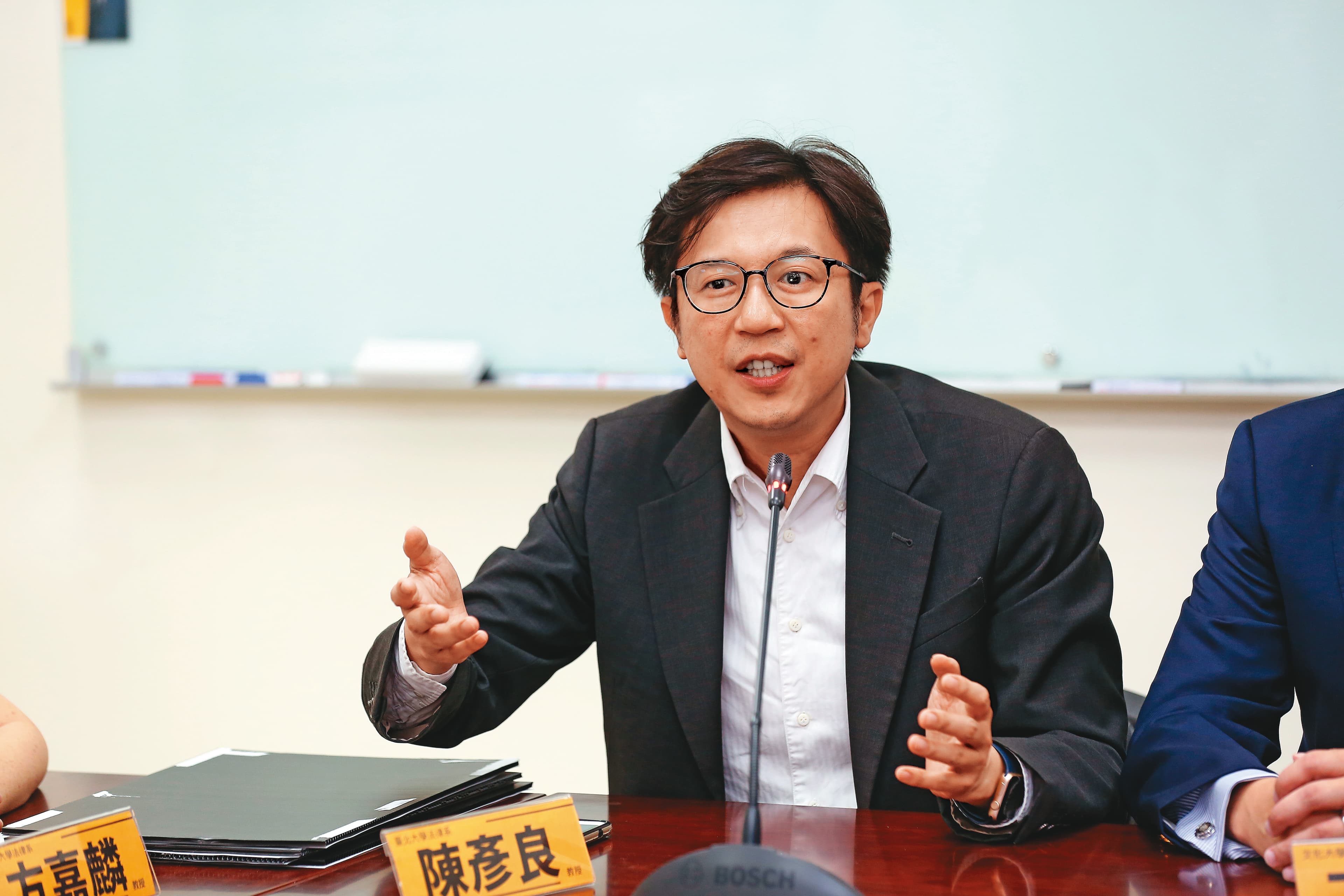 台北大學法律系教授陳彥良痛批：「公司派的做法，就像自己開衙門。」