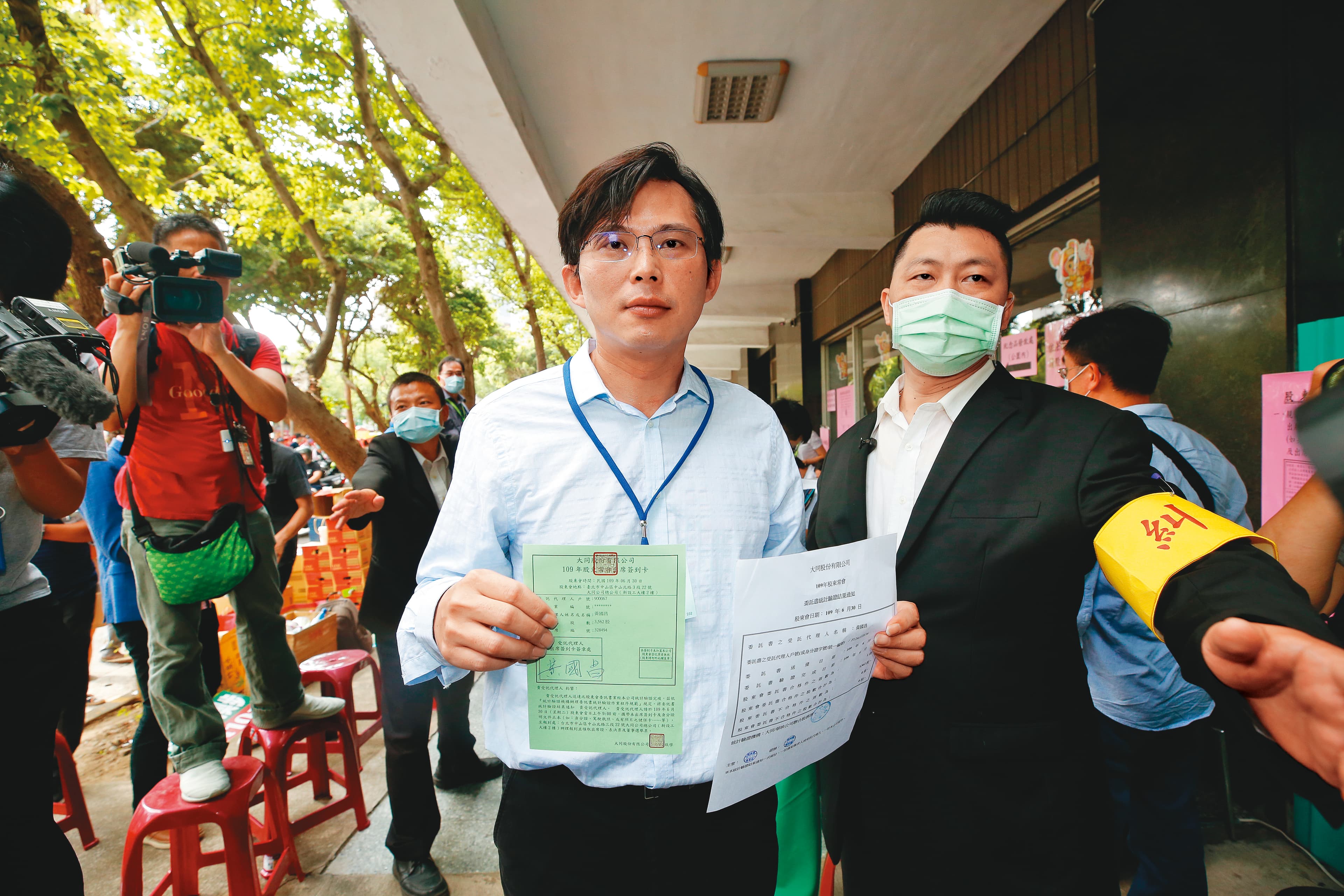 看到大同股東會亂象，黃國昌（左）不禁說出重話：「真是丟光台灣資本市場的臉。」