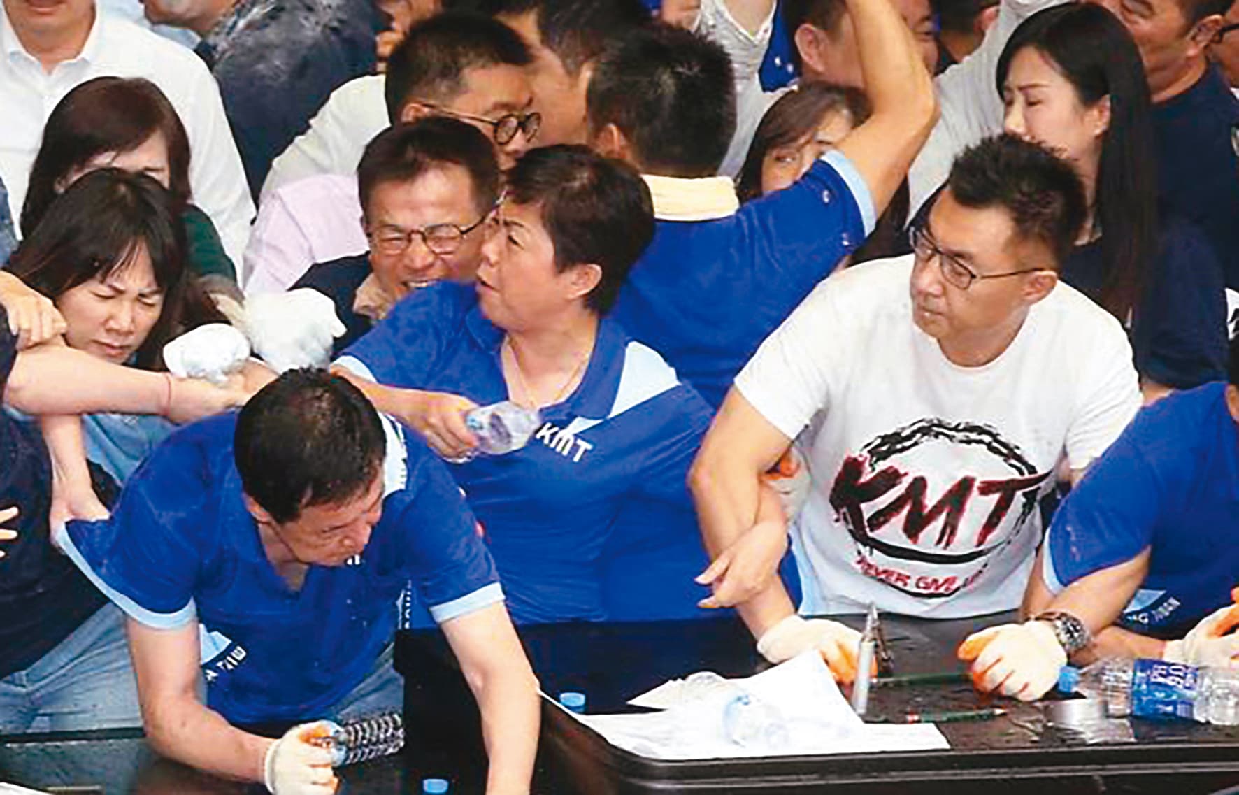 國民黨主席江啟臣（右）率眾占領立院主席台，高喊「監委酬庸、拒絕背書」。