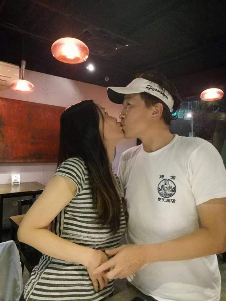 狄鶯在臉書曬出夫妻激吻照，貼文「一切盡在不言中」。（翻攝自狄鶯臉書）