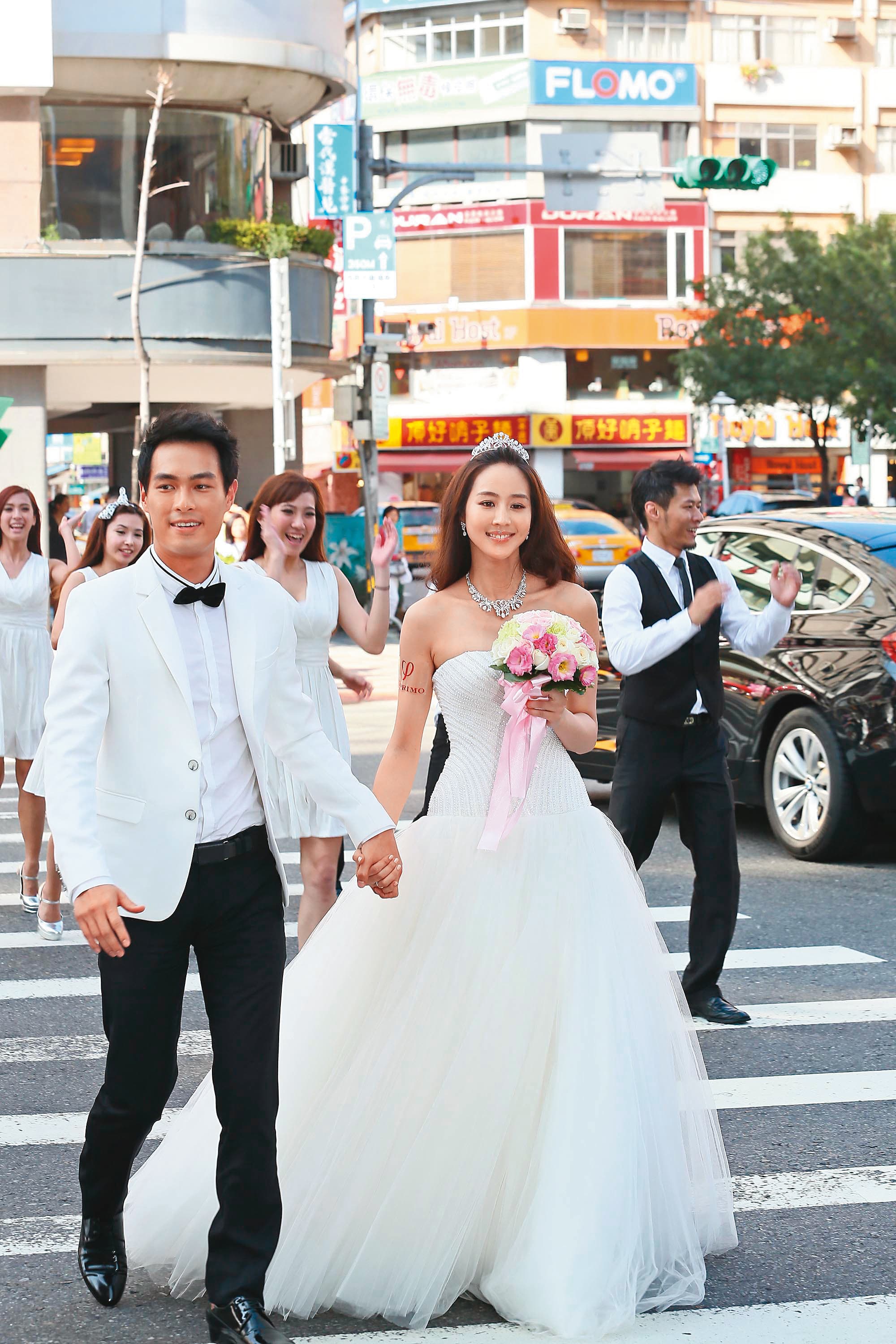 楊祐寧（左）與張鈞甯（右）曾經穿上結婚禮服為婚戒代言，如今楊祐寧準備成家了，而張鈞甯還在找另一半。（東方IC）