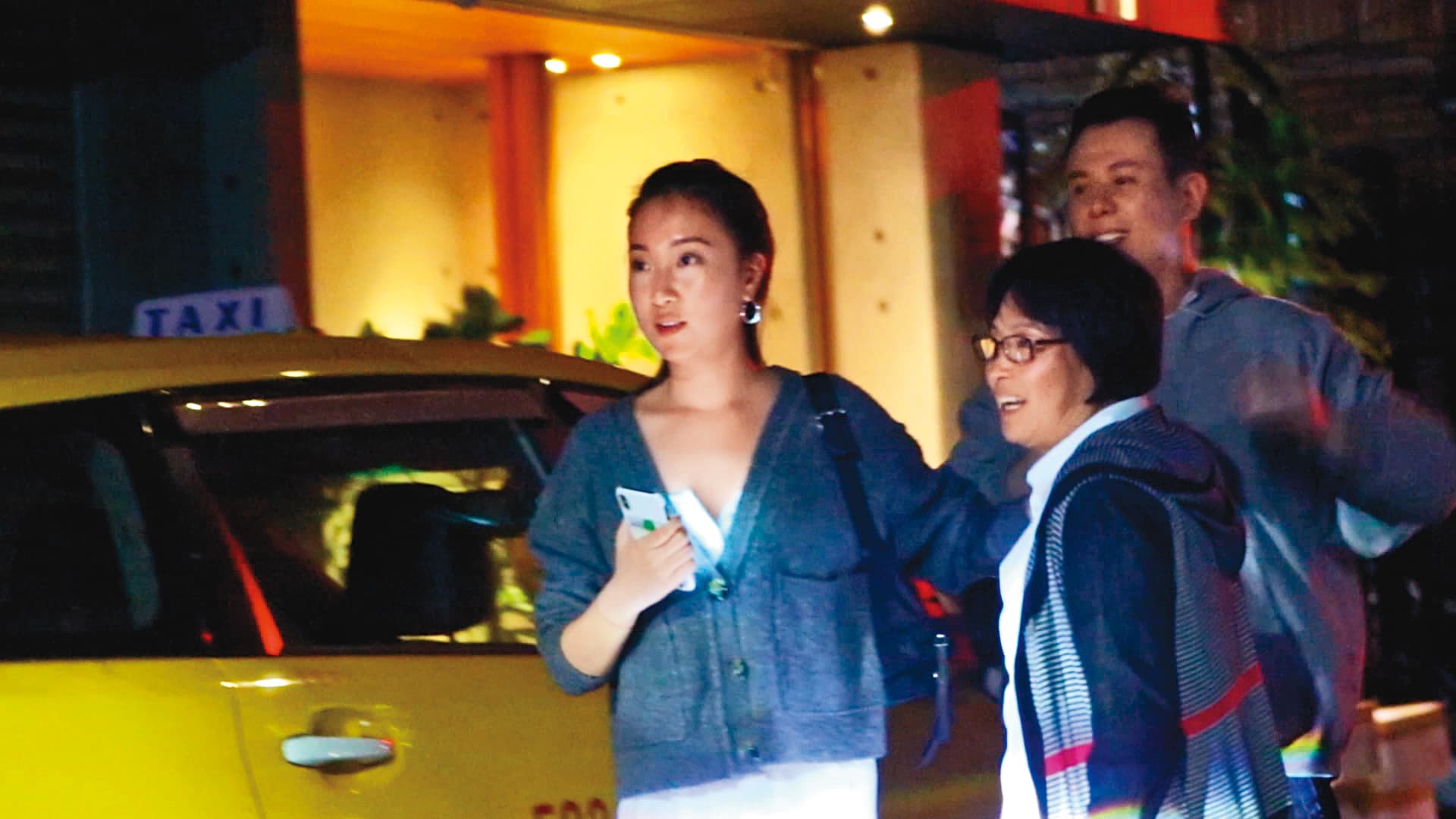 本刊去年直擊Melinda（左）與楊媽媽（中）手勾手吃壽司，準婆媳倆的感情超好。