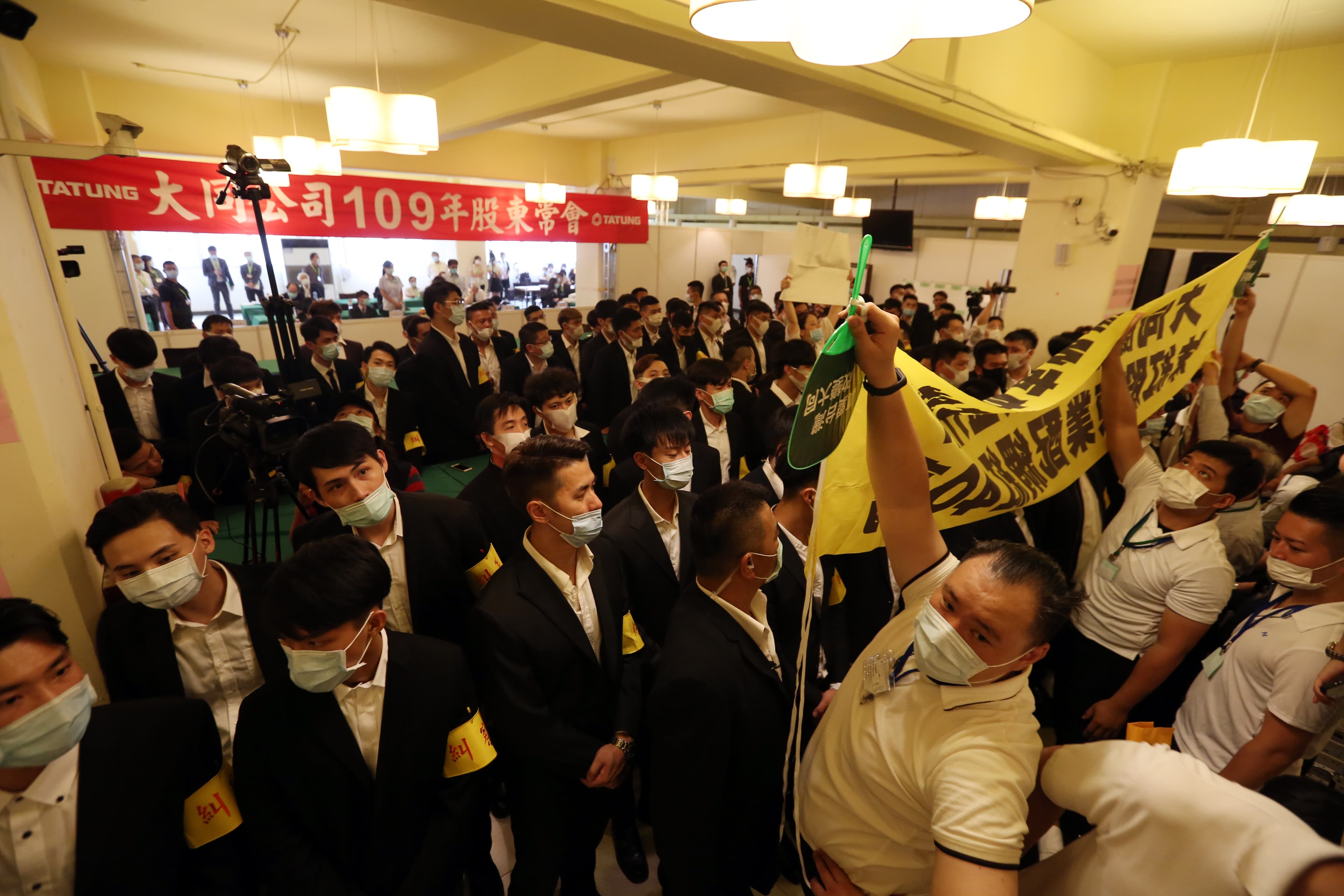 大同股東會當天現場混亂，公司派還找來大批保全人員組成人牆，現場幾乎看不到主席台。 