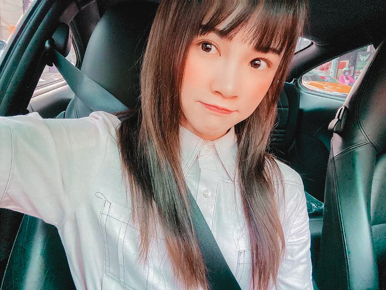 雖然是胡釋安的車，吳心緹竟在上頭演獨立新女性戲碼，IG上把保時捷形容得像自己的。（翻攝自吳心緹IG）