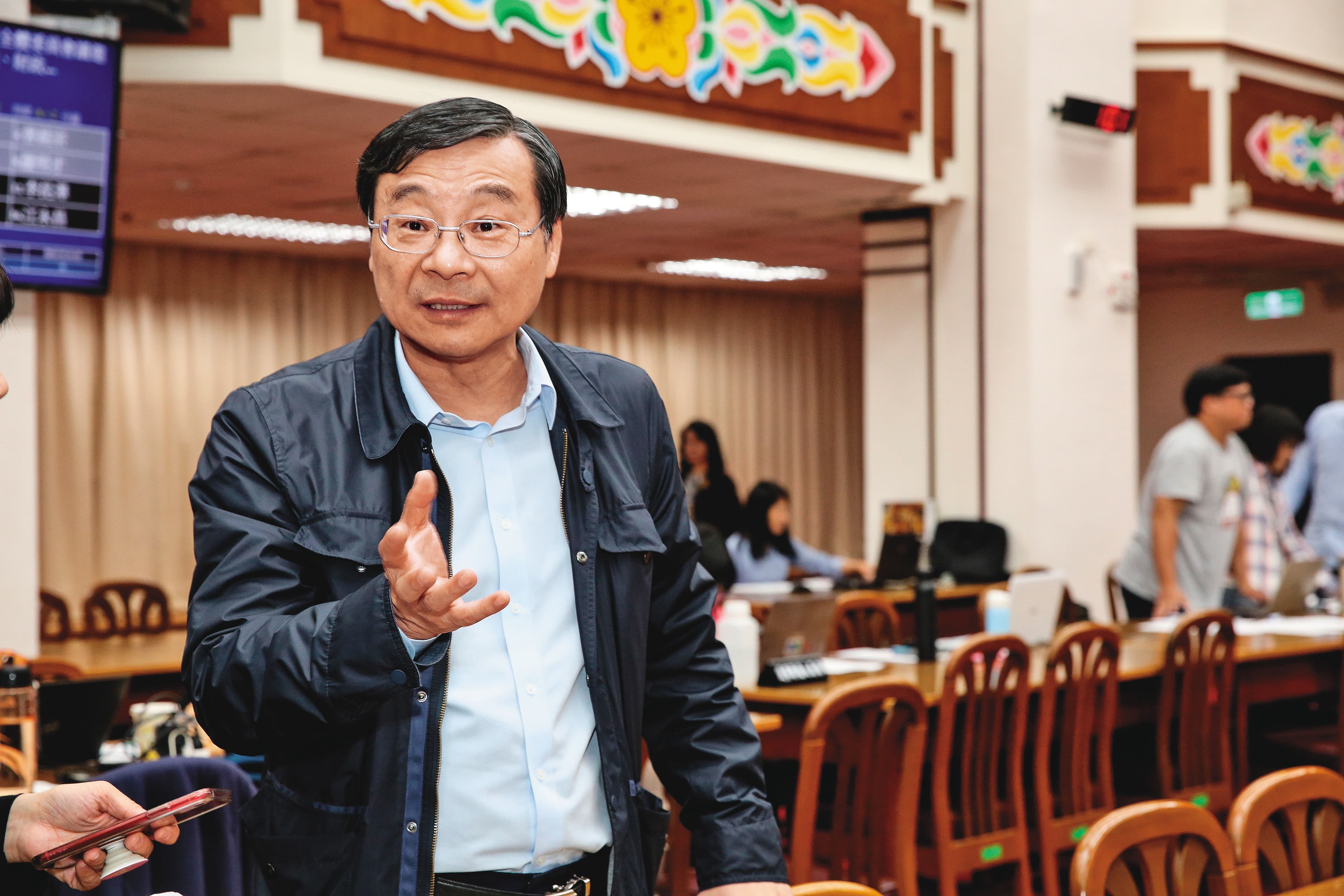 曾銘宗（圖）曾找來3家公股銀行開協調會，替潤寅展延還款，事後他稱不認識潤寅負責人，卻被楊文虎證詞打臉。