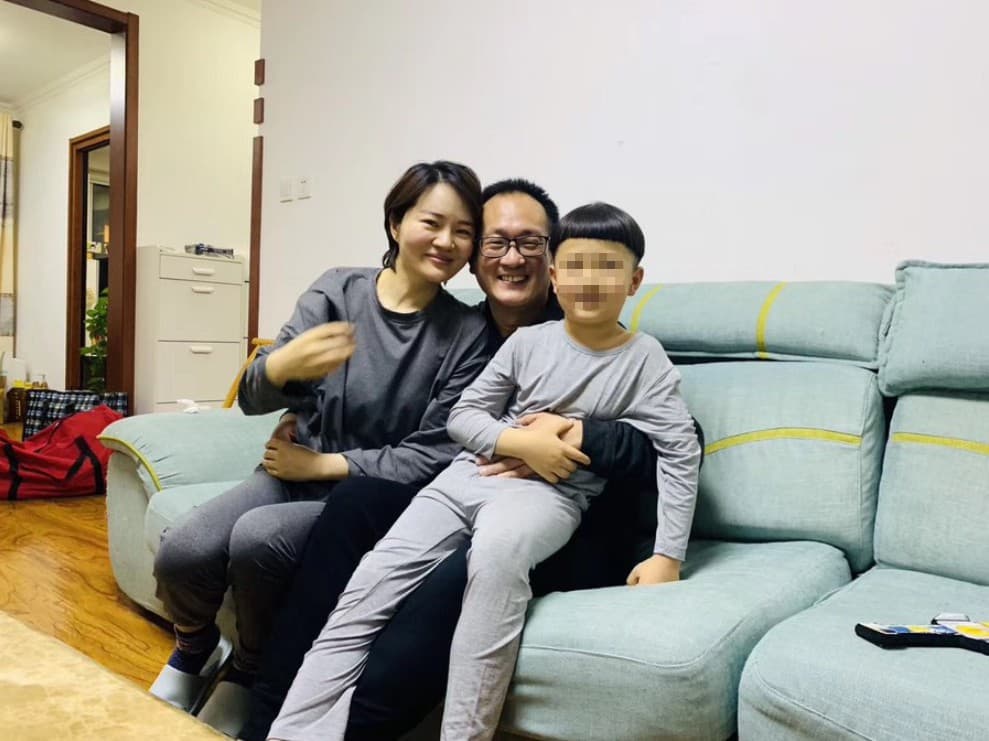 王全璋服刑4年半後，刑滿出獄，但馬上被當局送回山東「隔離」14天。隔離期滿後，王全璋仍然不能回家，原因是當局要他「適應適應」。4月27日，王全璋終於回到北京家中，與妻兒相擁而泣，又笑著拍下合影。（翻攝李文足twitter）