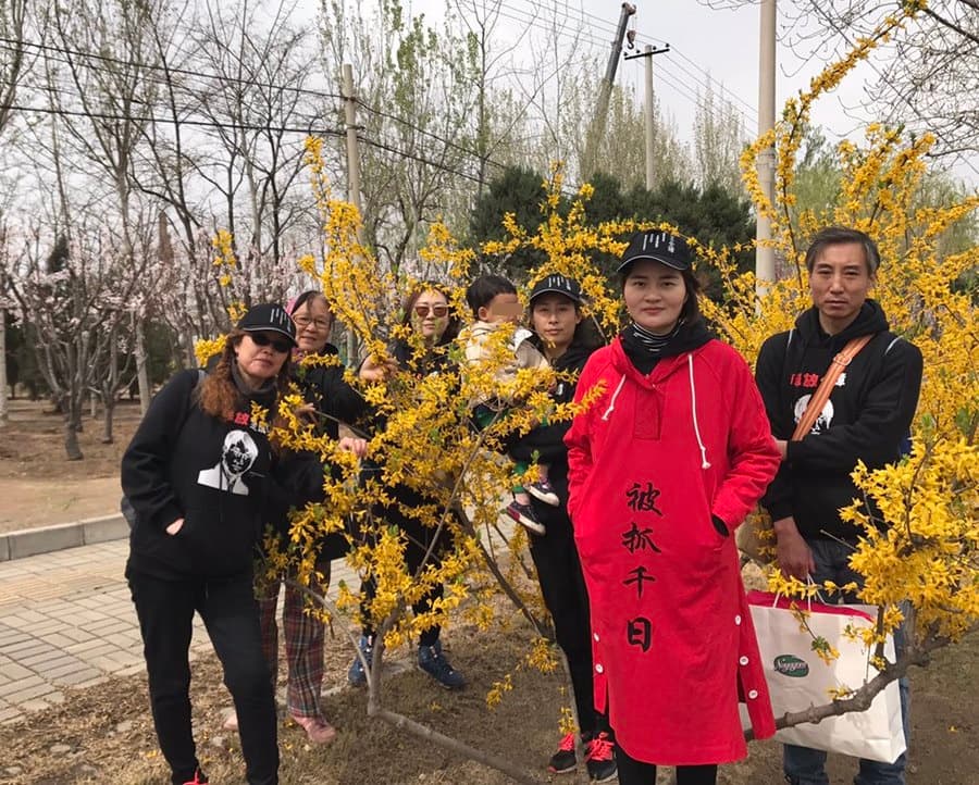 709家屬抗爭行動裡，總是穿紅戴綠，自備創意道具，她們常常笑容滿面，顛覆外界對政治犯家屬的印象。（翻攝自李文足twitter）