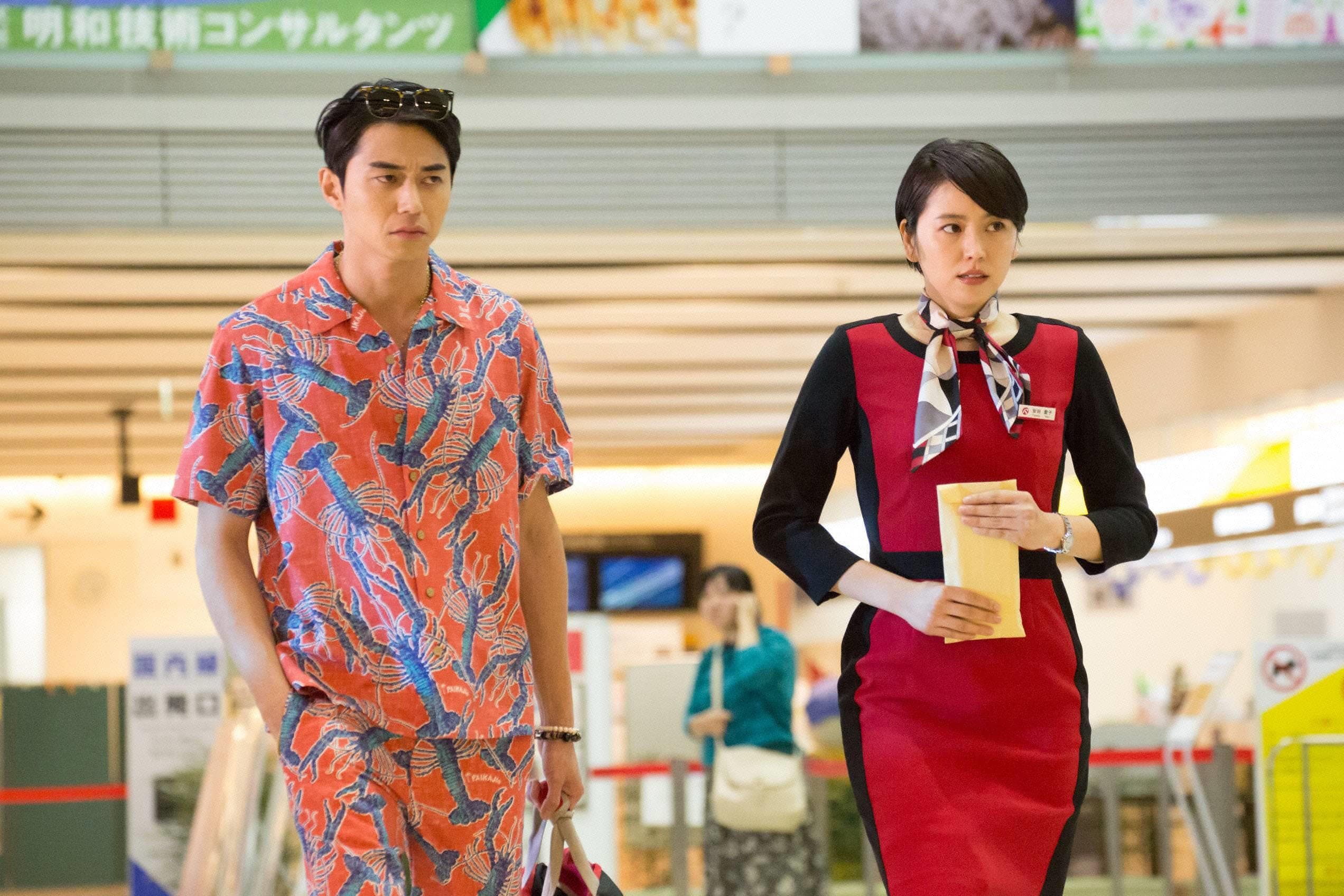 長澤雅美（右）拍《信用詐欺師JP》與東出昌大合作2年，將他視為重要戰友。（翻攝網路）