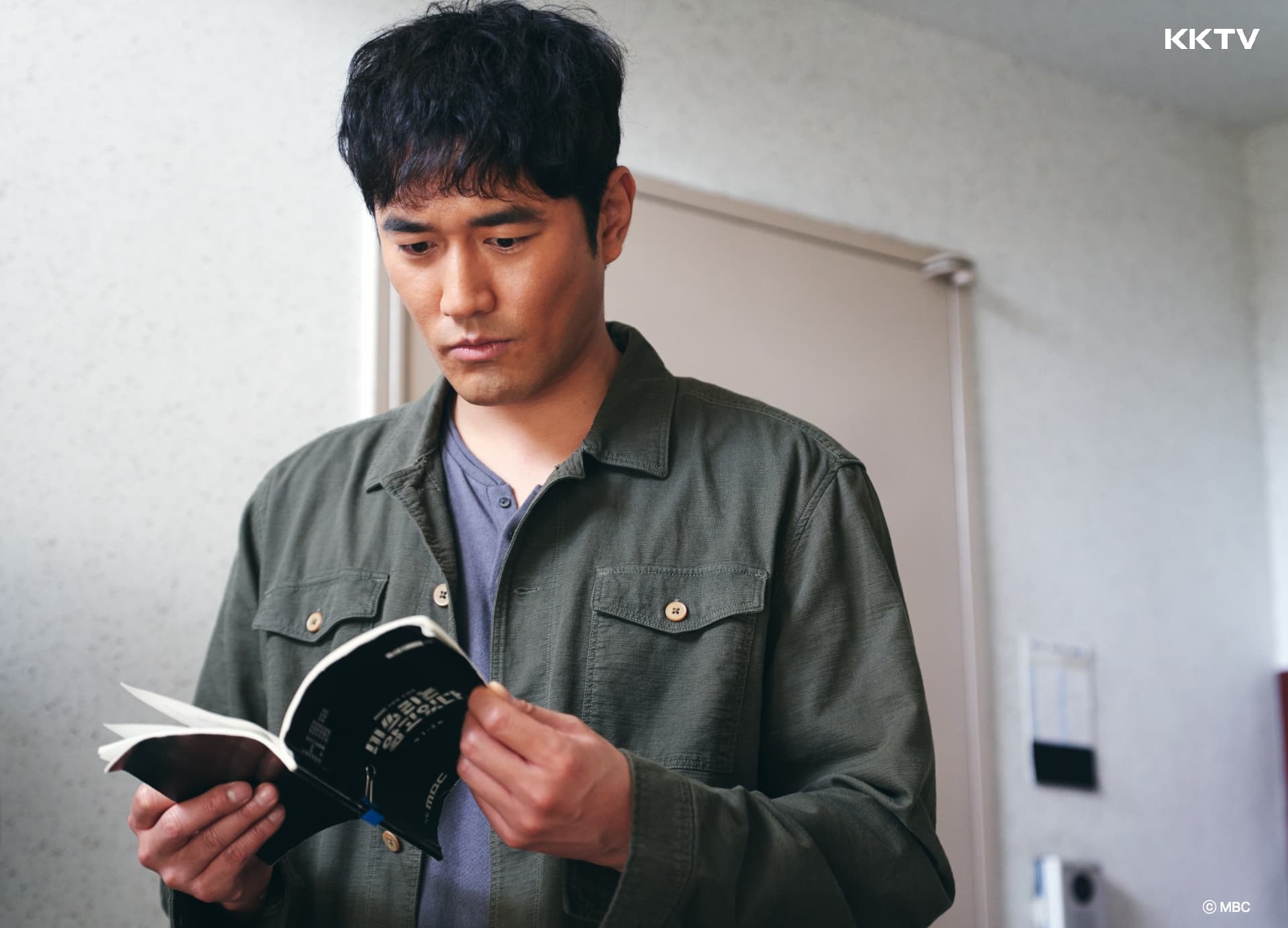 趙漢善自爆這次在《她都知道》飾演刑警從頭到尾只有一套戲服。（KKTV提供）