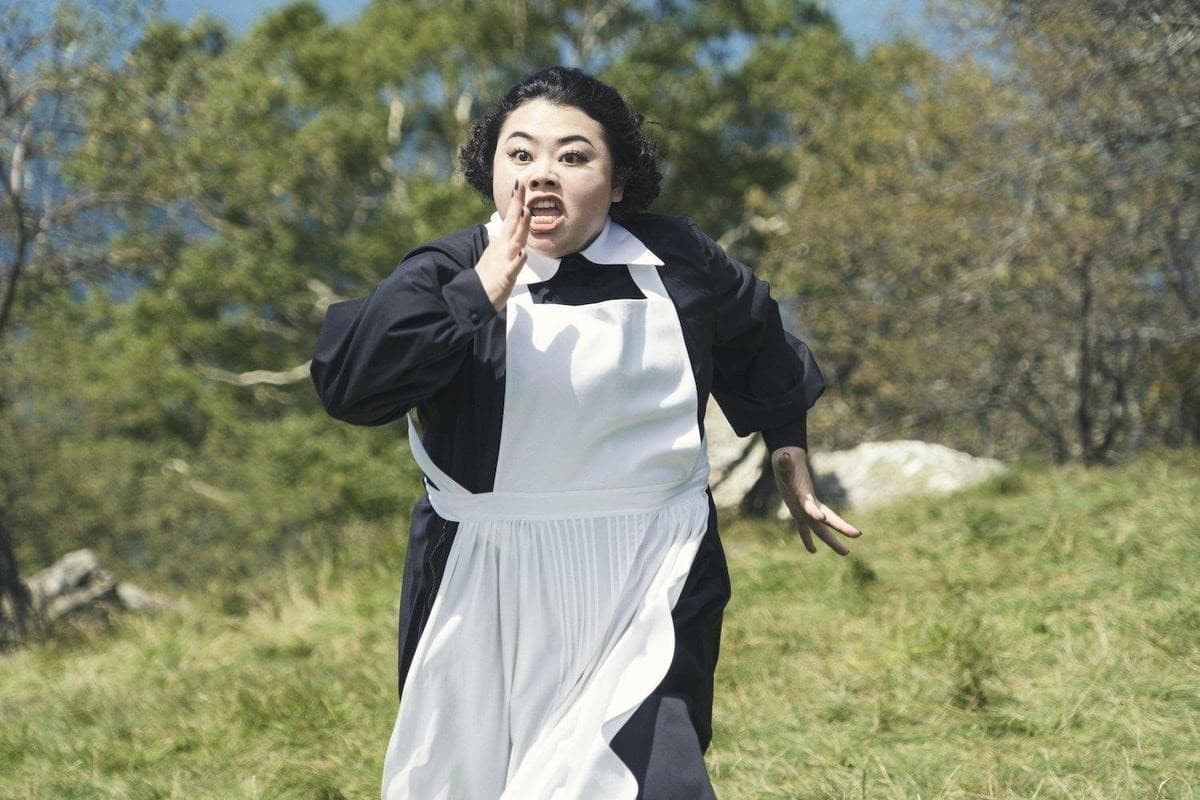 渡邊直美在《約定的夢幻島》真人版電影飾演「修女」克洛涅。（翻攝Twitter@yakuneba_staff）