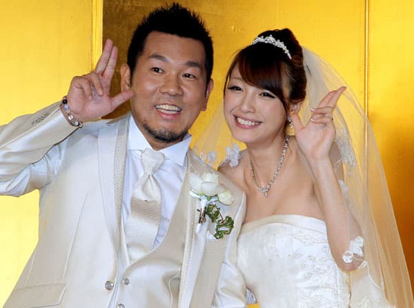 木下優樹菜(右)當年和諧星藤本敏史結婚,被說是「美女與野獸」的組合。(翻攝日刊現代)