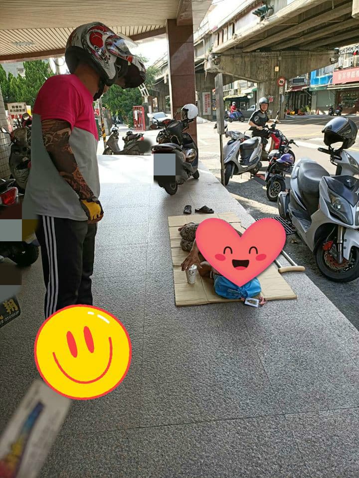 外送員頻頻遭棄單，他將食物給予街友飽餐一頓。（翻攝自臉書社團「爆怨公社」）