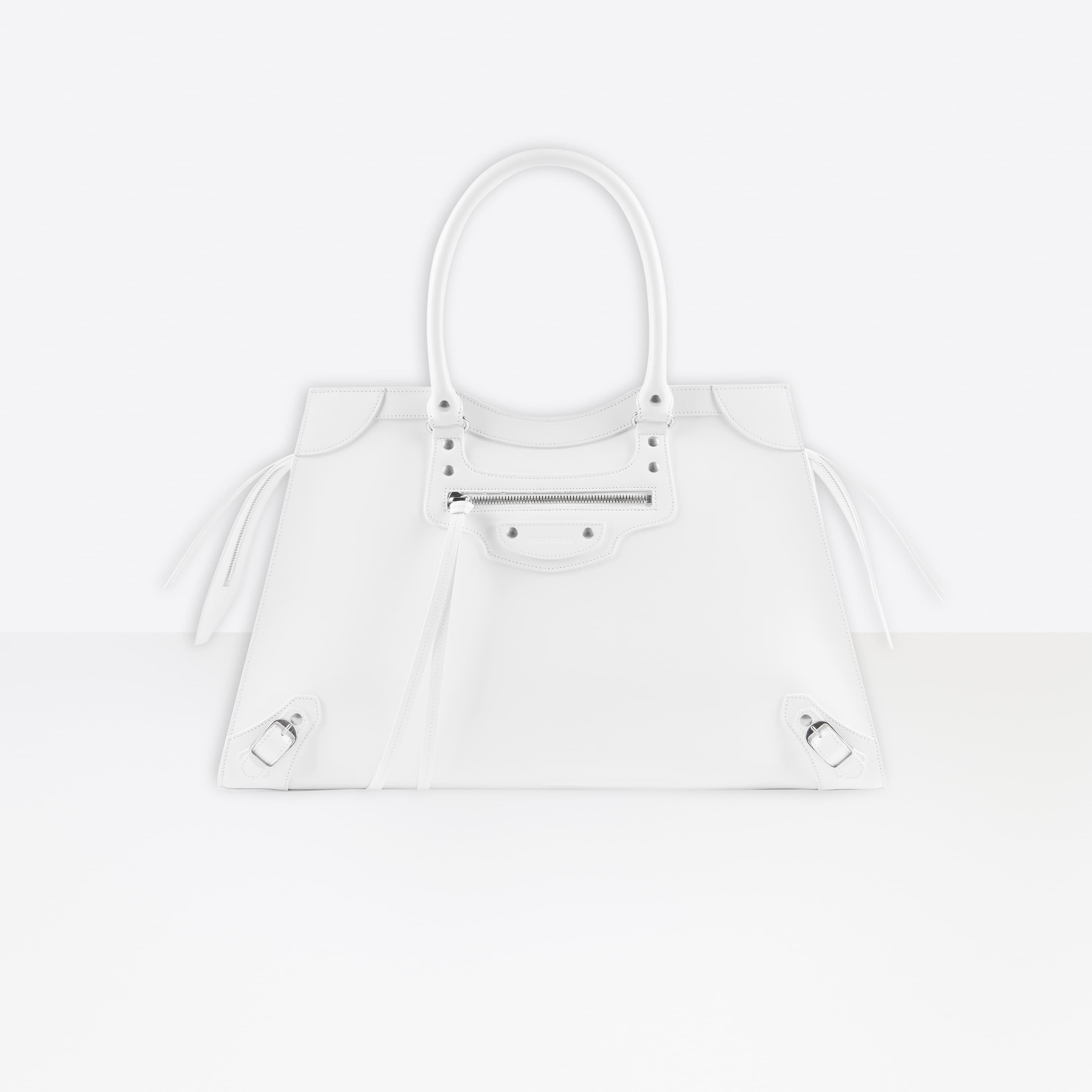 大型白色新款機車包，NT$78,850。（Balenciaga提供）