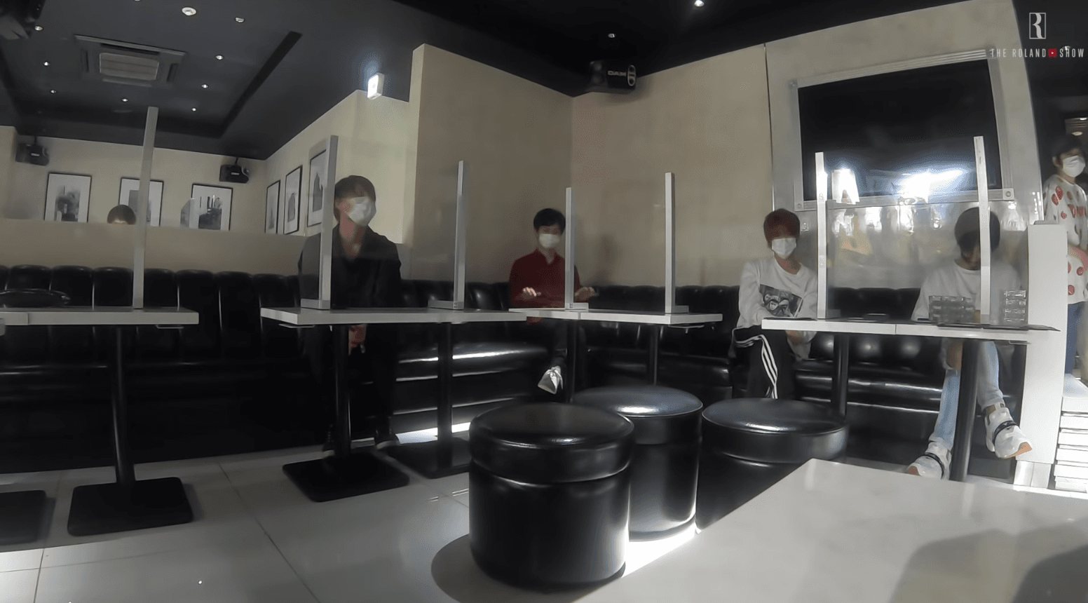 「THE CLUB」因應新冠肺炎，還特地裝了透明隔板。（截圖自影片）