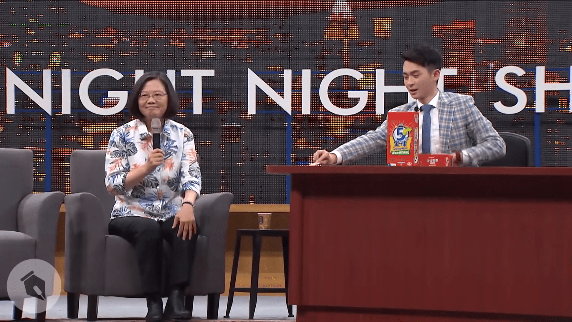 總統蔡英文去年4月上博恩夜夜秀專訪。（翻攝薩泰爾娛樂YouTube頻道）