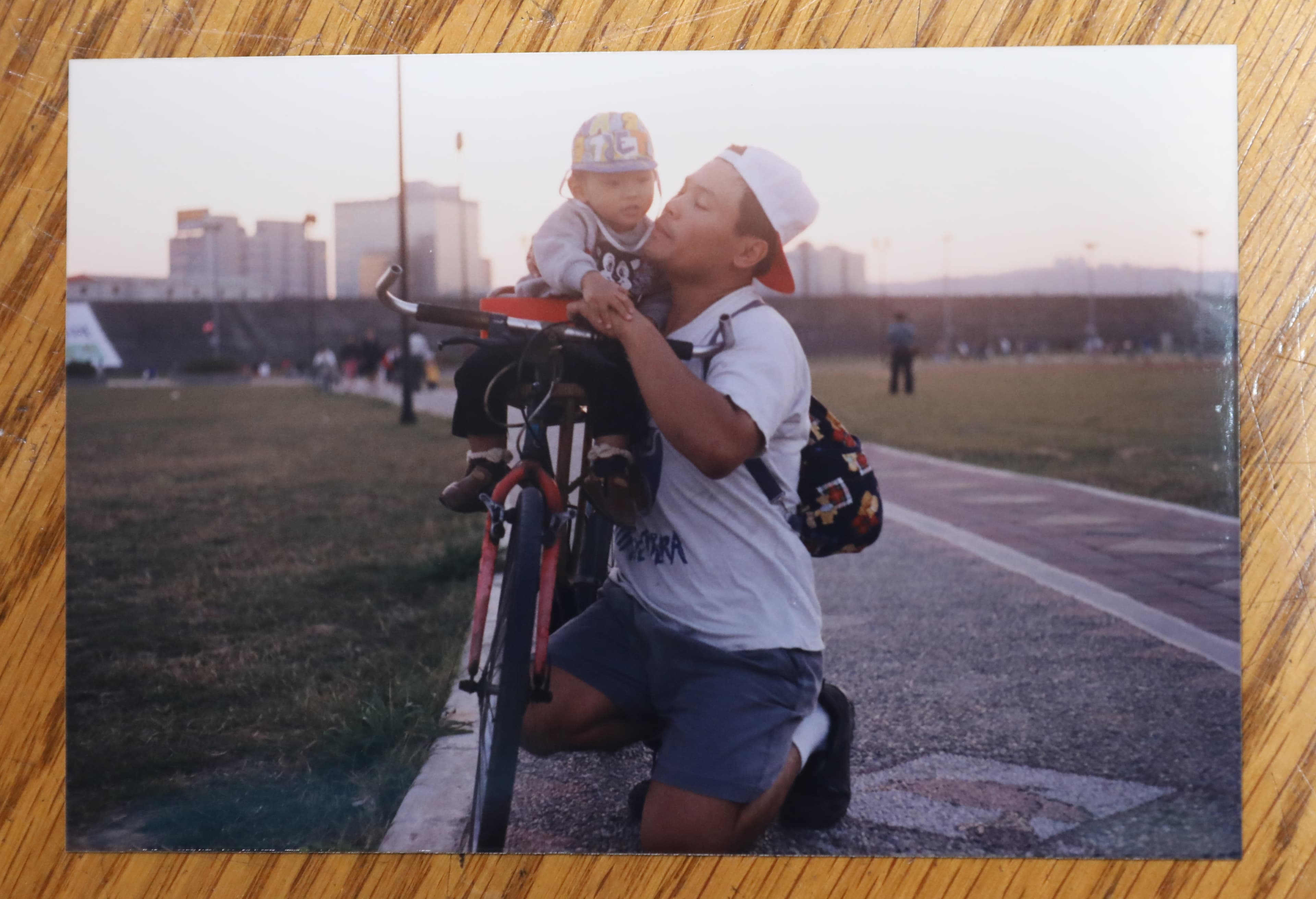 幼年白昆禾和他的爸爸。他曾說，爸爸給了他一個很棒的童年，那也是他人生愛的基礎。（白裕文提供）