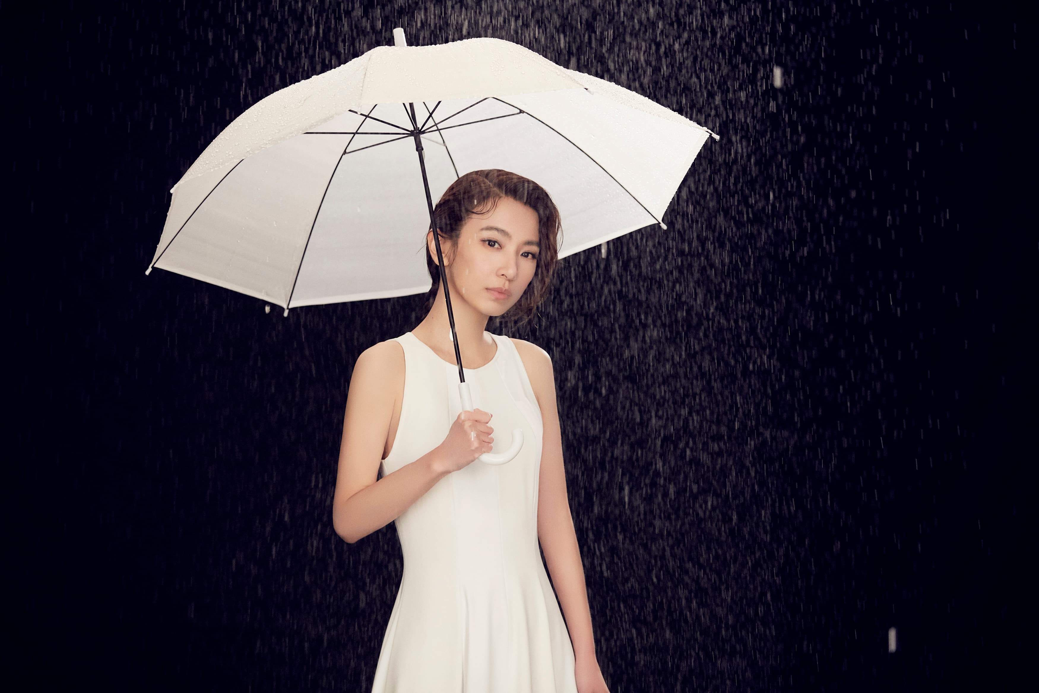 〈一一〉MV中，田馥甄撐傘在雨中對嘴與跳舞。（何樂音樂提供）