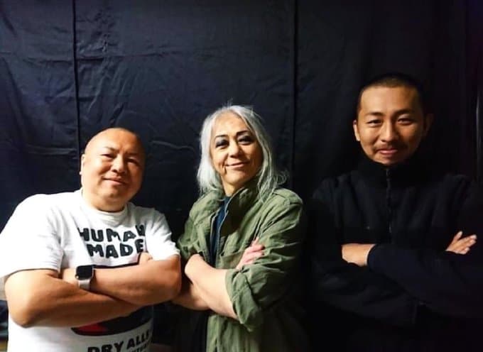 三宅唱（右）在拍攝時借助許多一瀨隆重（左）的經驗，中間為特殊化妝師Screaming Mad George。（翻攝mad_screaming Twitter）
