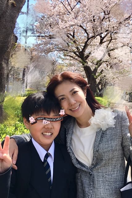 藤貴子（右）經常分享與兒子的合照。（翻攝藤貴子Twitter）
