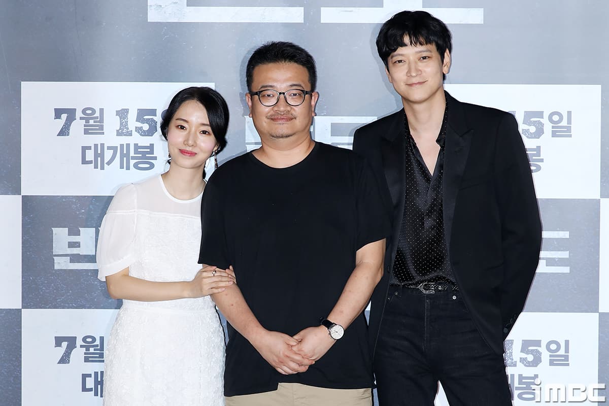 延尚昊導演（中）率領《屍速列車2：感染半島》主角姜棟元（右）和李貞賢出席媒體試映活動。（翻攝imBC）