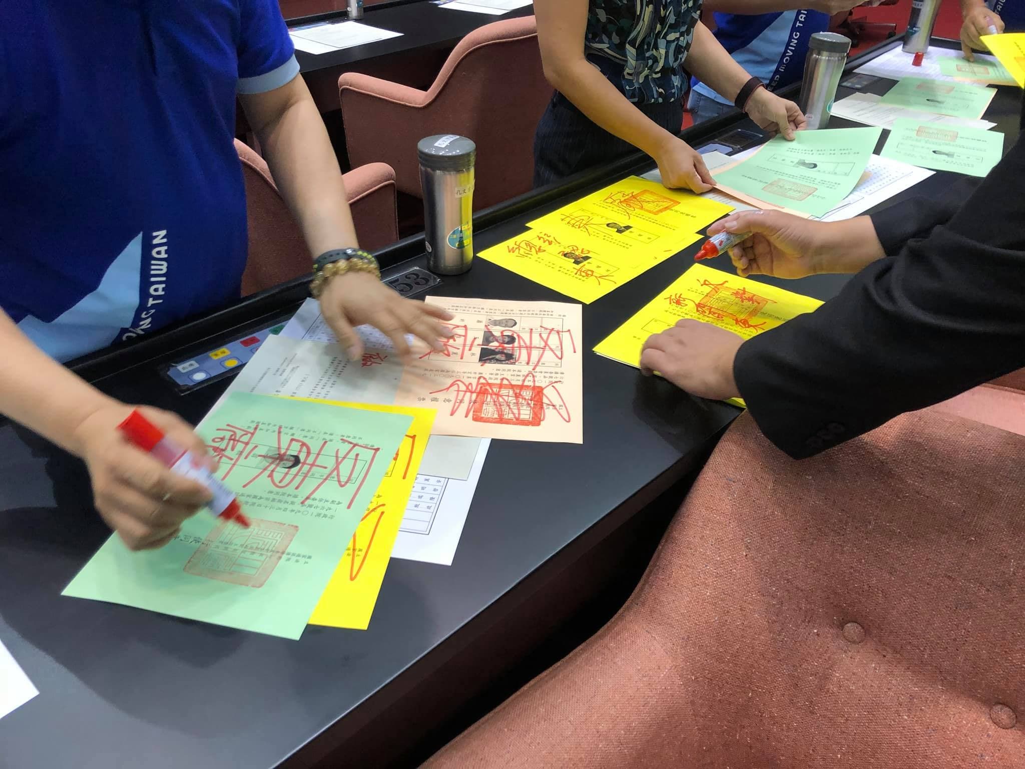 國民黨立委為了抗議NCC人事提名，領了選票寫上抗議標語。（翻攝自陳亭妃臉書）