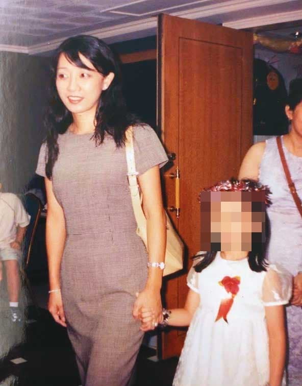 張麗綺（左）大學畢業後，與愛情長跑多年的初戀情人結婚，右為女兒。（張麗綺提供）