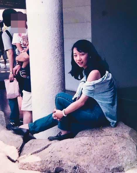 張麗綺大學時在證券公司打工，因長相甜美，時常獲得小費。（張麗綺提供）