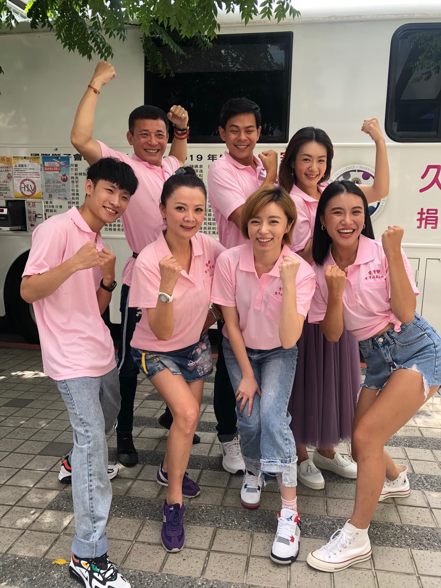 藝人高欣欣召民視鳳凰藝人王瞳、胡鴻達、李又汝、孫綻、蔡承翰、郭雅茹等人一起捐血要救人。（民視提供）
