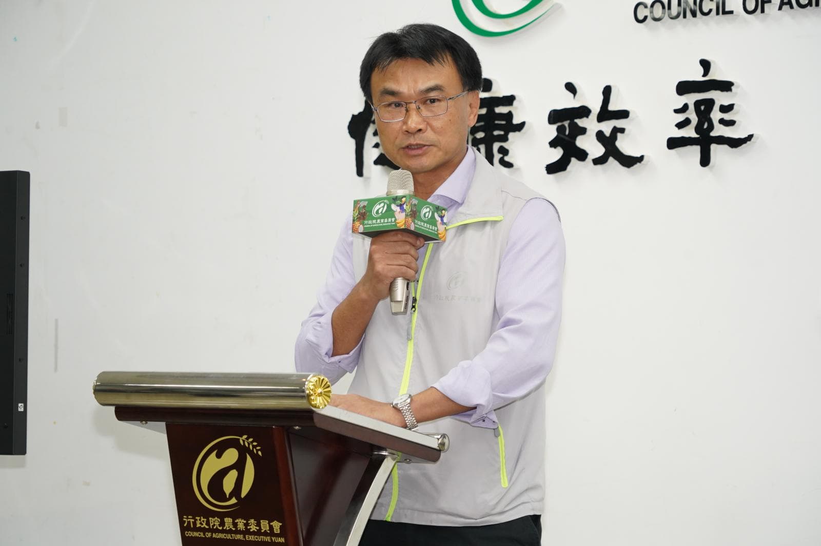 陳吉仲在臉書強調，該病毒不會傳人，也不會傳染給其他動物，對牛隻的致死率也不高，請國人不必恐慌。（農委會提供）