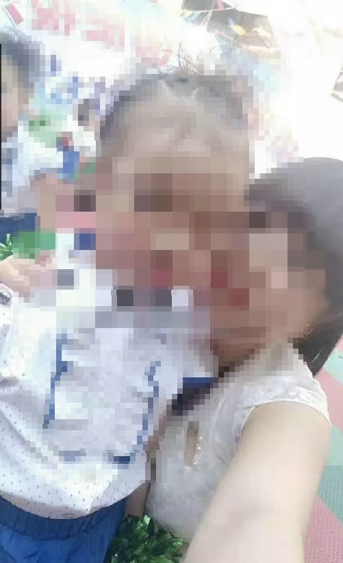 家長透露下毒手的王姓女老師從來打招呼，臉上也沒有笑意，家長們都和她不熟。（翻攝微信）