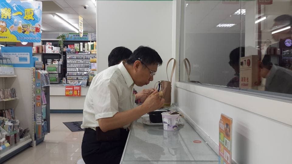 潘俊霖幫柯文哲拍下在超商吃泡麵，營造親民形象。（翻攝自潘俊霖臉書）