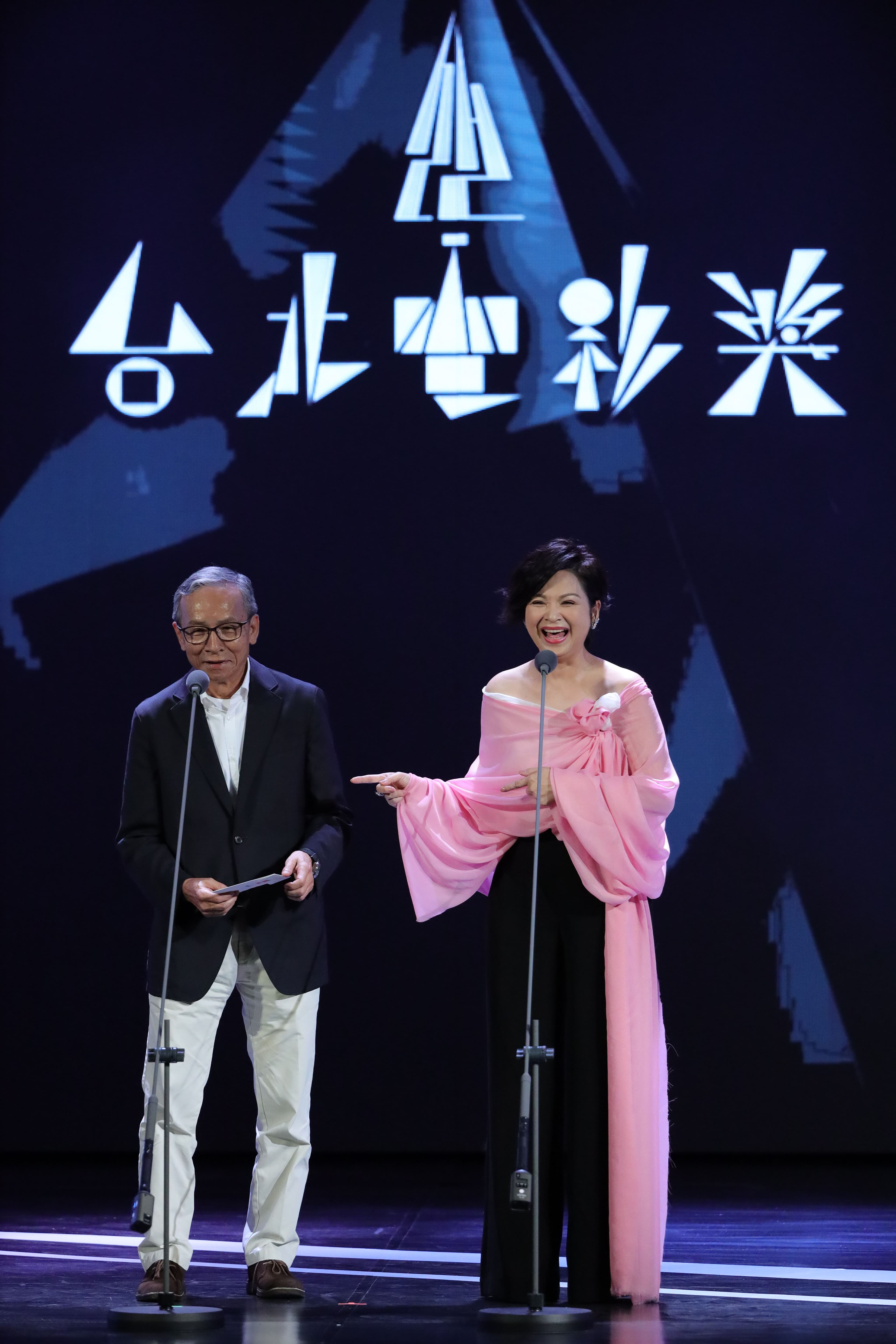 吳念真擔任本屆評審團主席（左）與楊貴媚揭曉百萬首獎。（台北電影節提供）