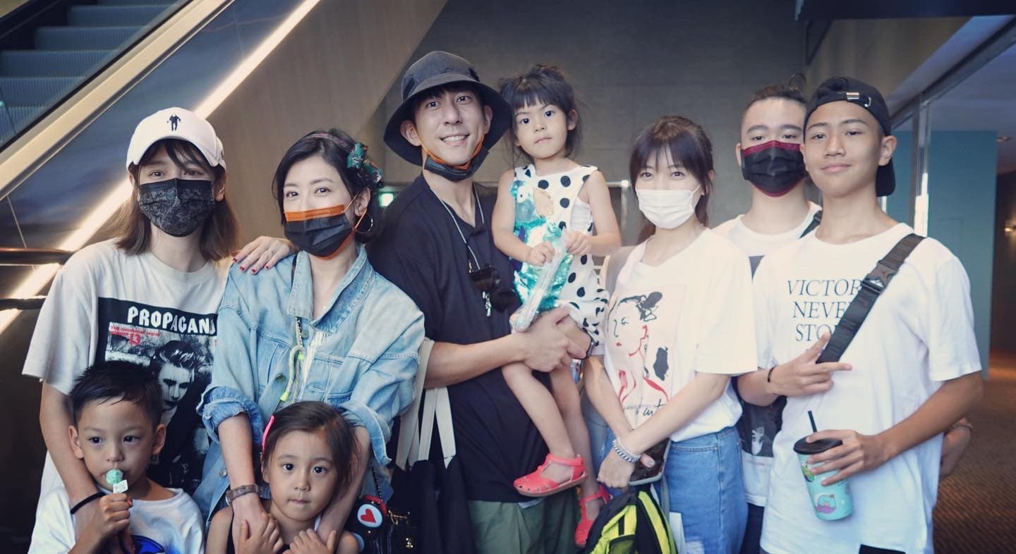 徐若瑄（左1）也帶著兒子Dalton來捧場，不過她打扮低調，網友竟是先見到Dalton才認出她。（翻攝自賈靜雯臉書）