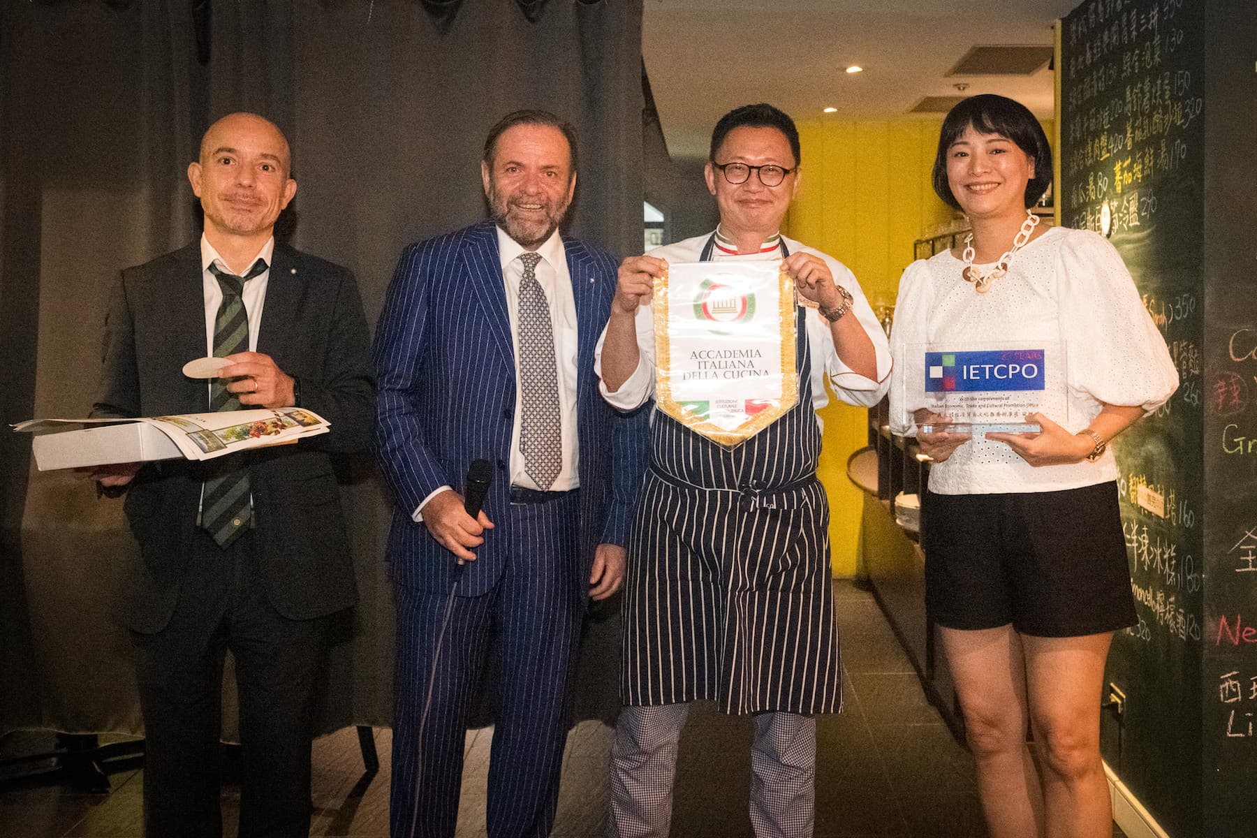 王嘉平（右二）與女友Julia（右一）所經營的Solo Pasta以正宗義大利菜獲得義大利官方組織的青睞。