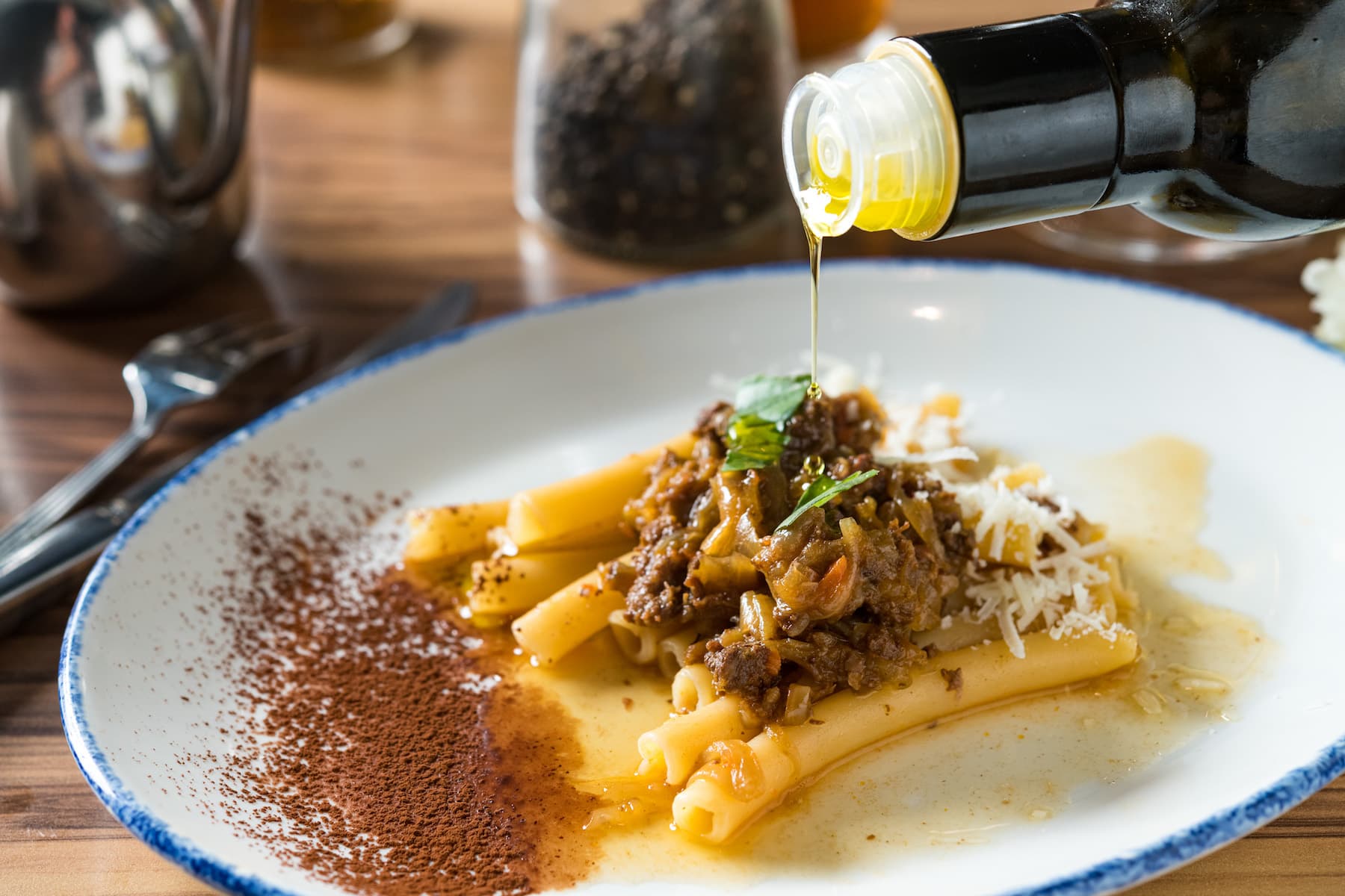 「吸管麵佐拿坡里洋蔥牛臉頰醬」（Ziti con Ragu Genovese）肉醬香甜濃郁。
