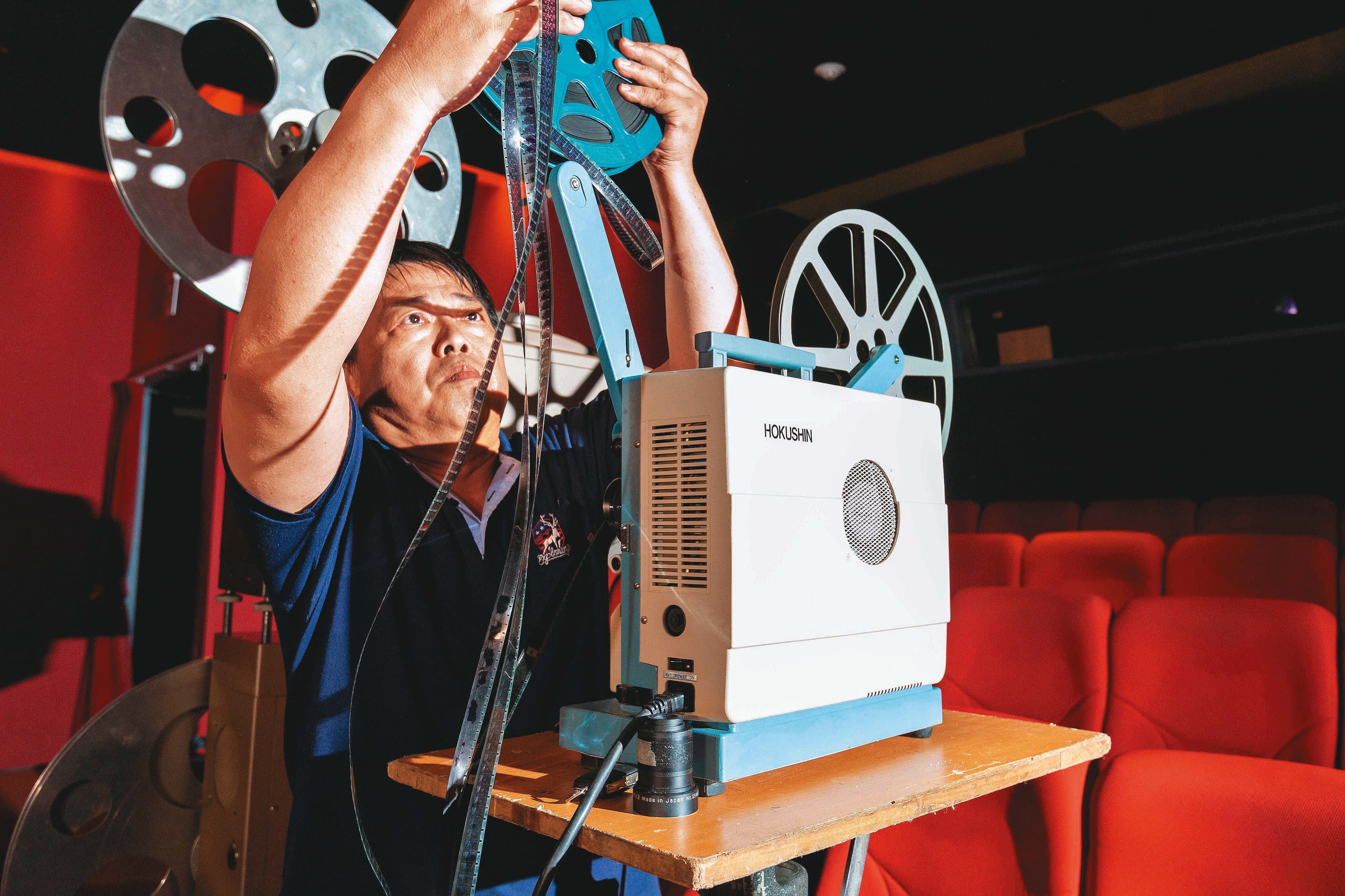 經驗豐富的江泰暾為了本屆台北電影節放映，在光點華山電影館架設測試16釐米放映機。