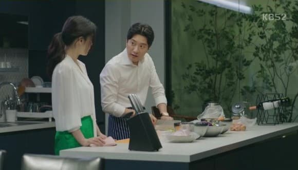 金明民（右）在《我們相遇的奇蹟》中展現廚藝，現實生活中也會下廚給老婆吃。（翻攝KBS畫面）