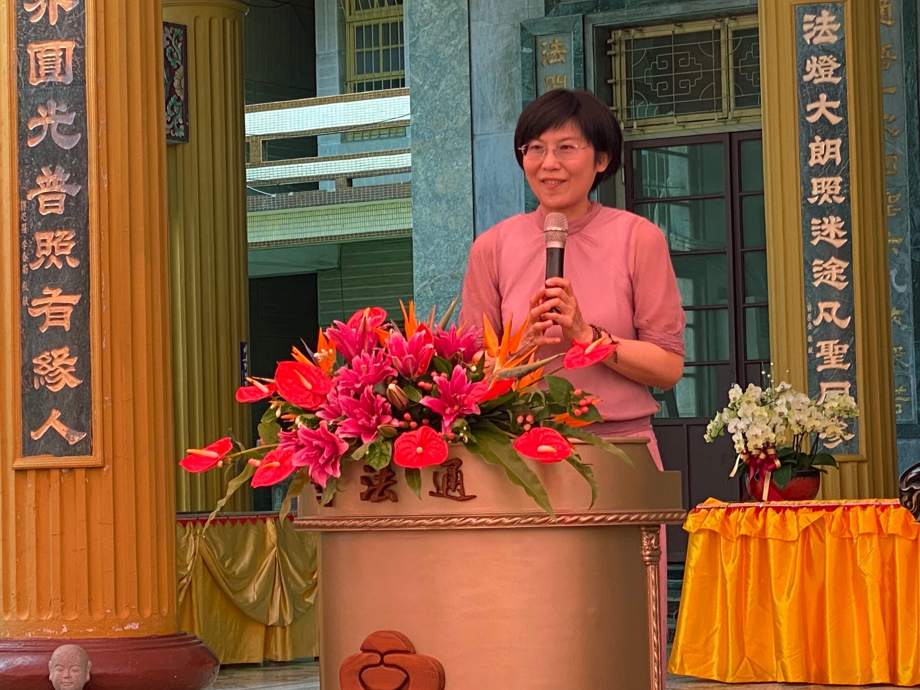 在通法寺擔任護法會長的林岱樺（圖），從住持釋煌智手中接下協會副理事長證書，卻遭爆為了寺院活動向工業區廠商施壓討贊助。