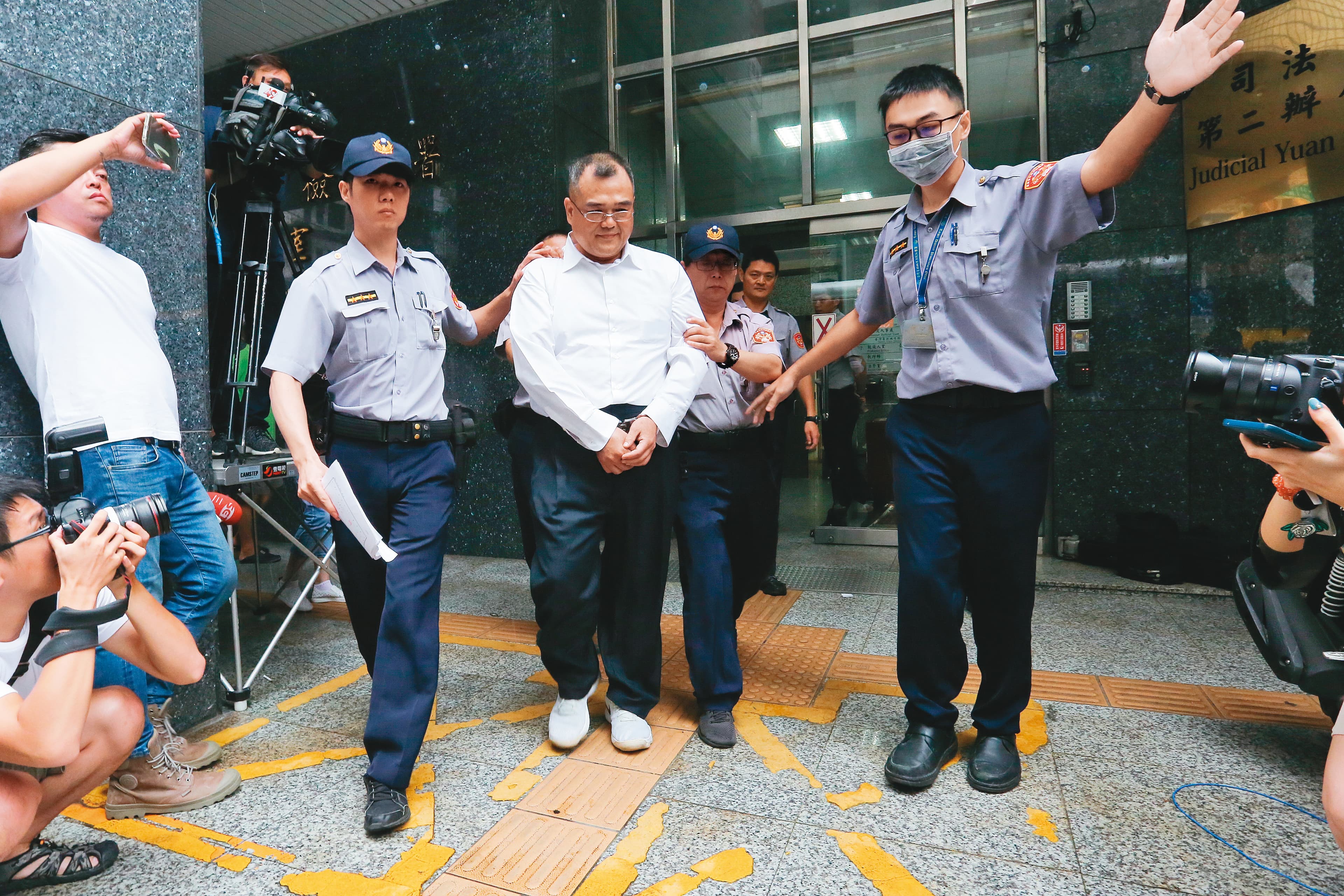 行政院前祕書長林益世收賄案纏訟多年，財產來源不明罪部分，先被判處2年徒刑確定。圖為他在2018年9月發監照片。（資料照片）