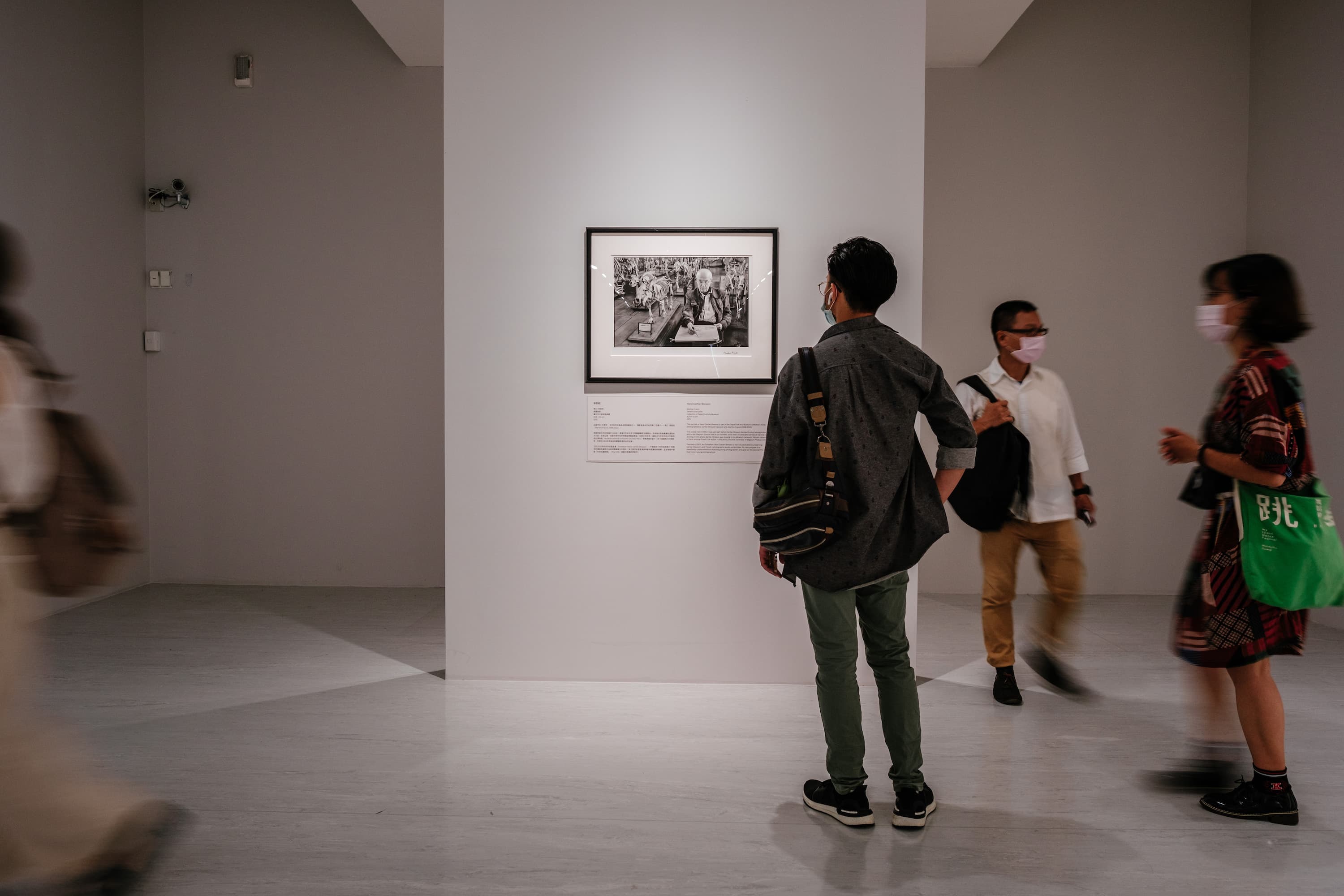 近日在北美館展出的「布列松攝影展」，集合了他早期在中國受到《生活》（Life）雜誌委託拍攝的許多作品，可窺見早期中國各個城市與現在的不同樣貌，參觀者專心看著布列松肖像照時，在動靜之間停留在那1/8秒的快門中。