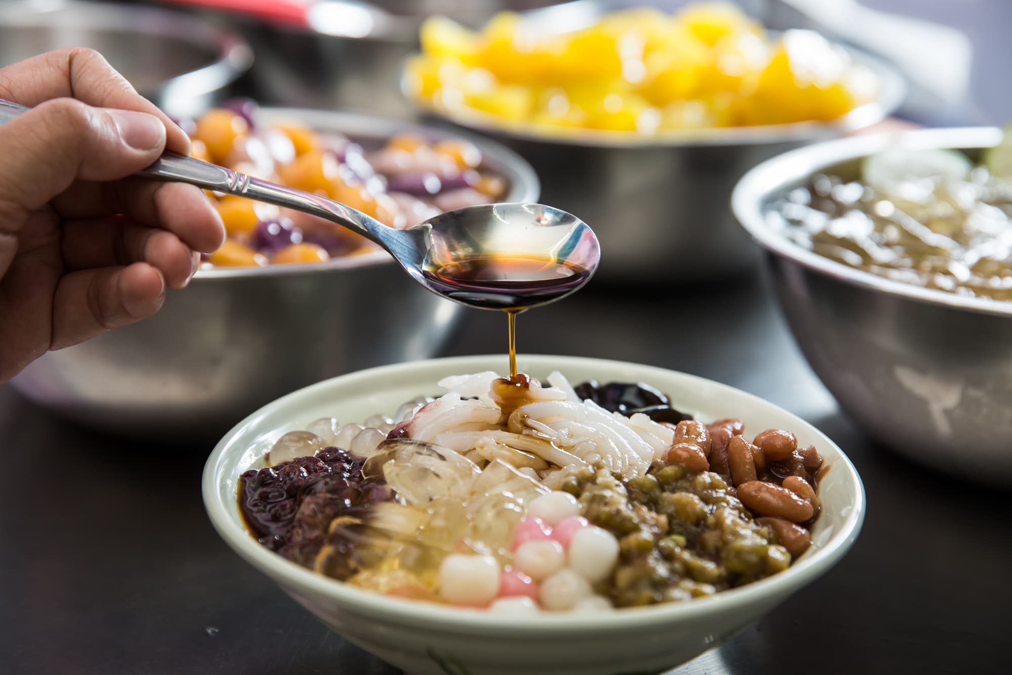 米苔目綜合冰有湯圓、綠豆等八種配料，料多又便宜，是店裡招牌。（50元╱碗）