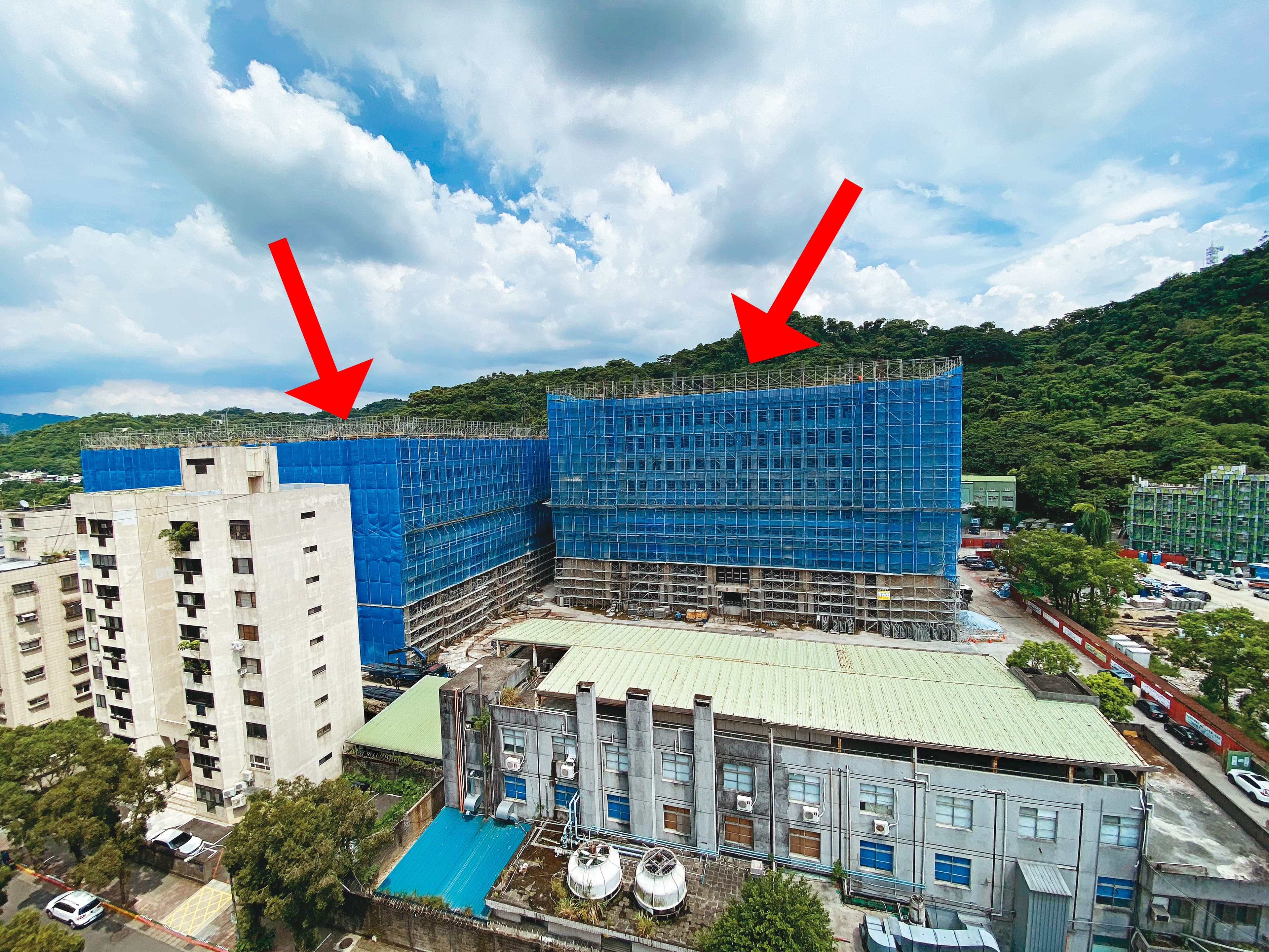位於台北市基隆路、預定年底完工的空軍作戰指揮部營區改建案（箭頭處）爆發貪瀆案，檢調已密訊相關人，全案朝貪汙罪偵辦。