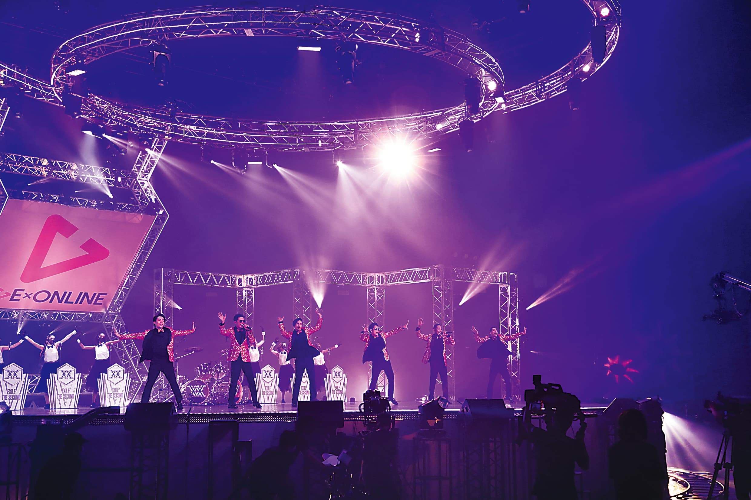 放浪家族的「LIVE × ONLINE」線上演出設備不馬虎，借演唱會場館直播。（LDH提供）