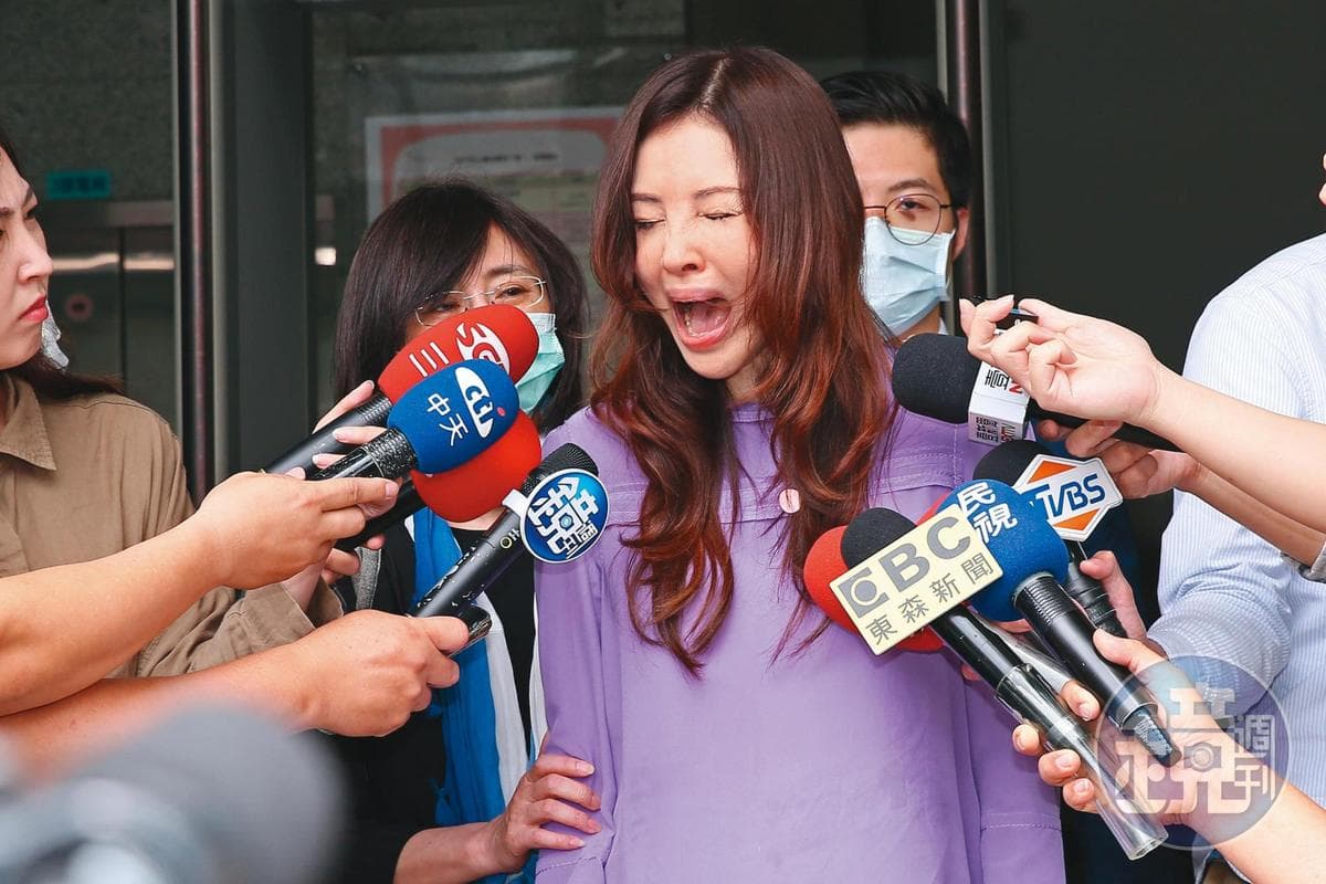 賴芳玉曾為不少名女人打離婚官司，何如芸出庭時痛哭，賴芳玉也在旁給予安慰。