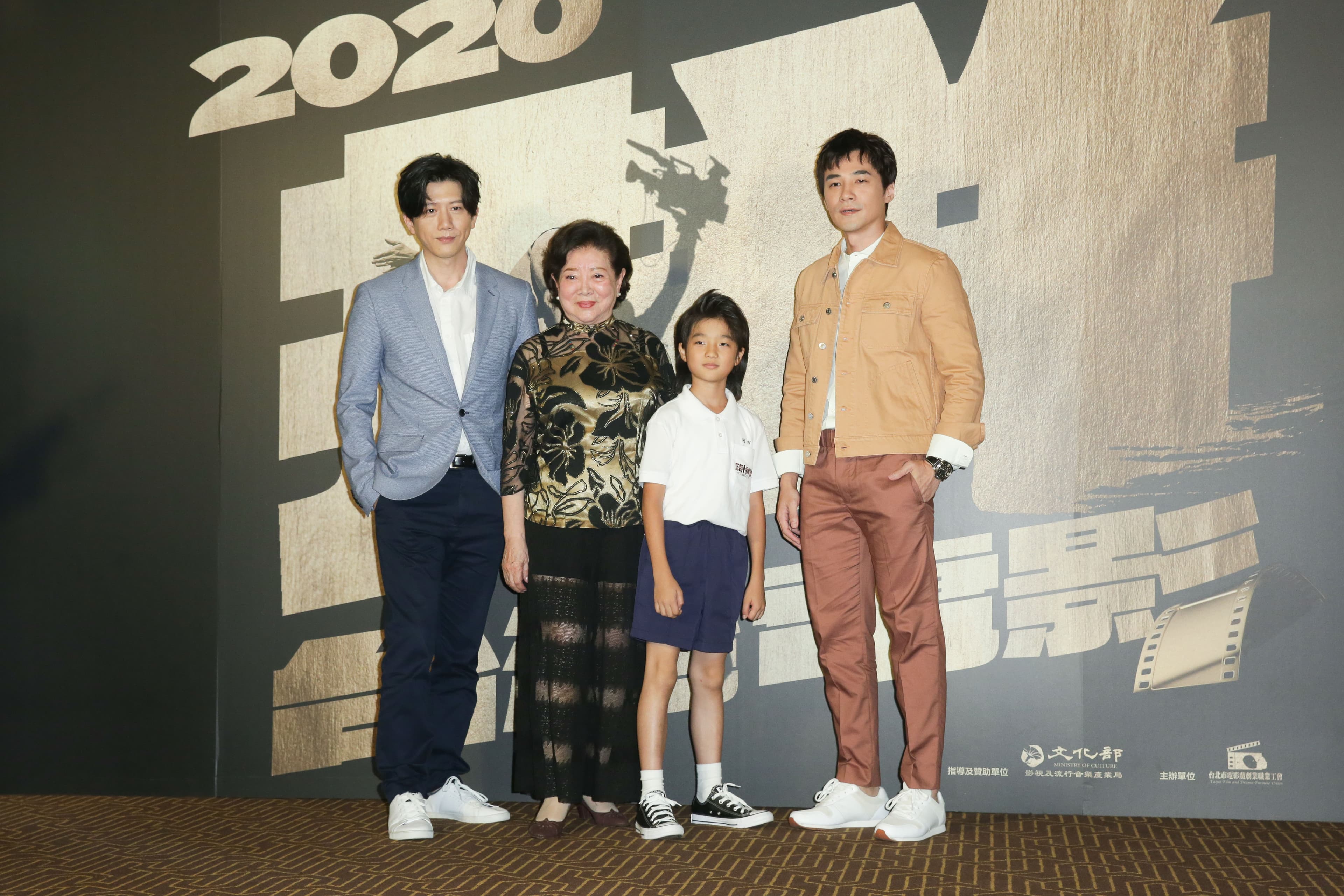 莫子儀（左起）、陳淑芳、童星白潤音、是元介，演出《親愛的房客》。