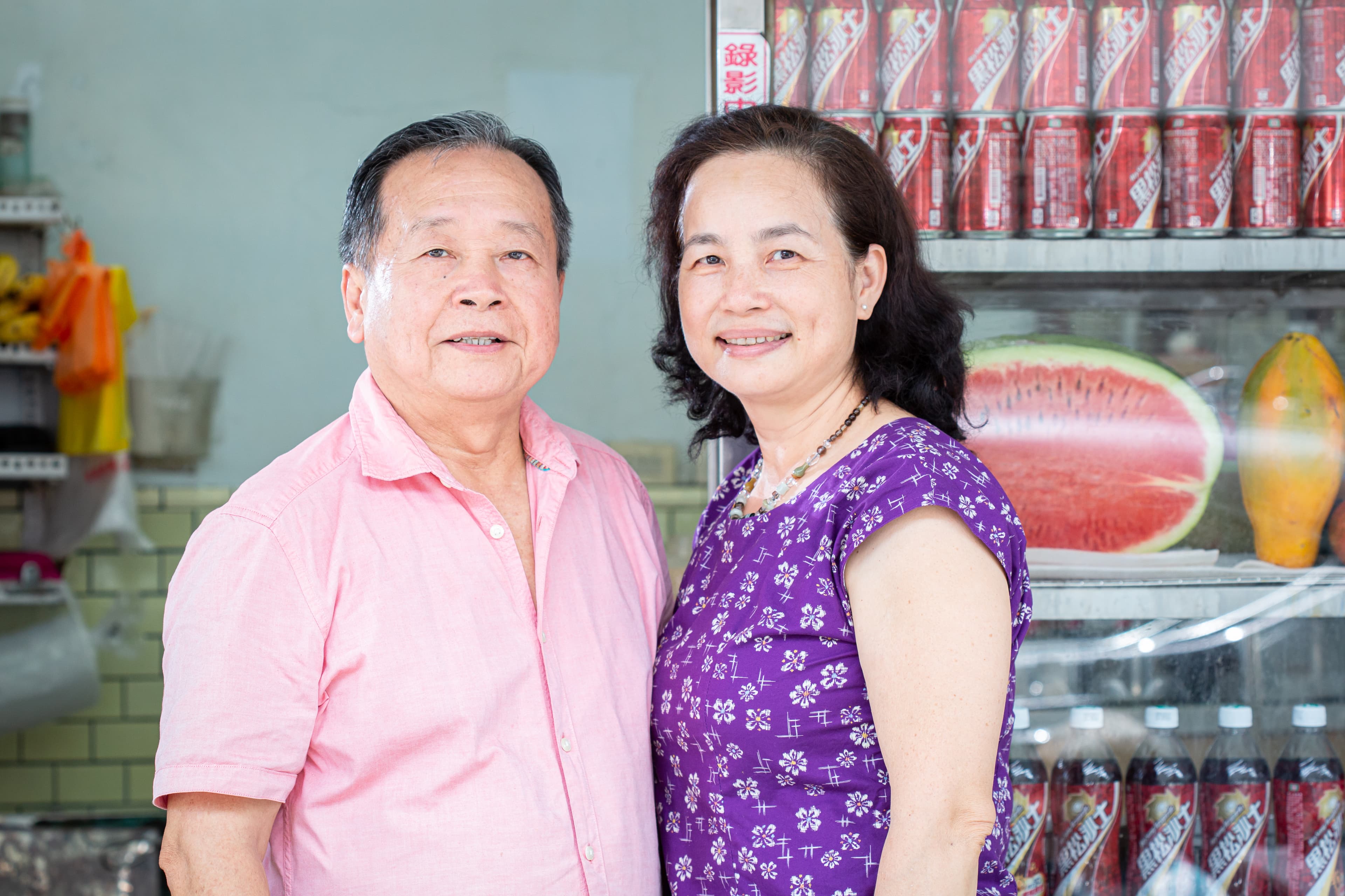 老闆張慶煌（左）為陪長輩放下台北工作回鄉開冰店，老闆娘呂錦珠（右）愛相隨，一開就是43年。