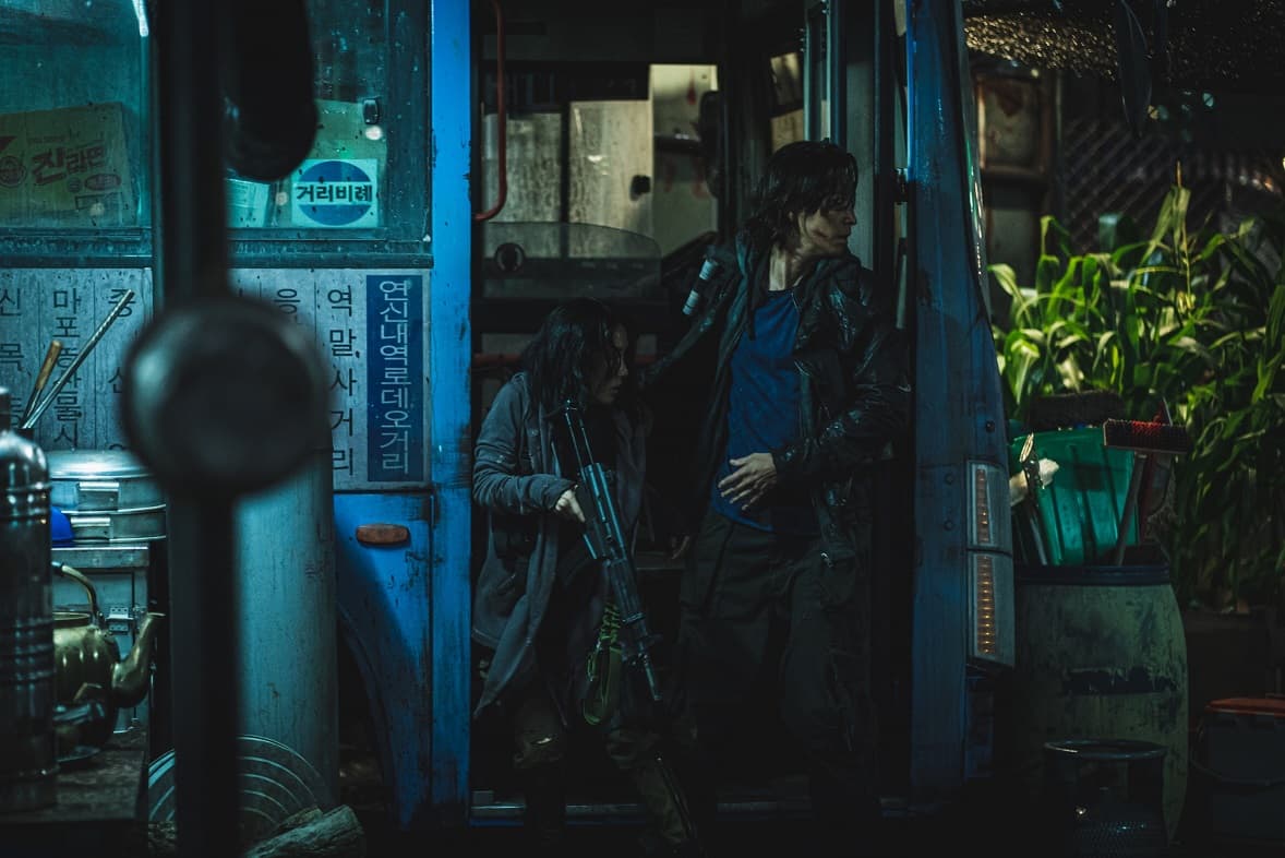 姜棟元（右）和李貞賢主演的《屍速列車2：感染半島》，今在台與韓國同步上映，韓國預售開出好成績。（車庫娛樂提供）