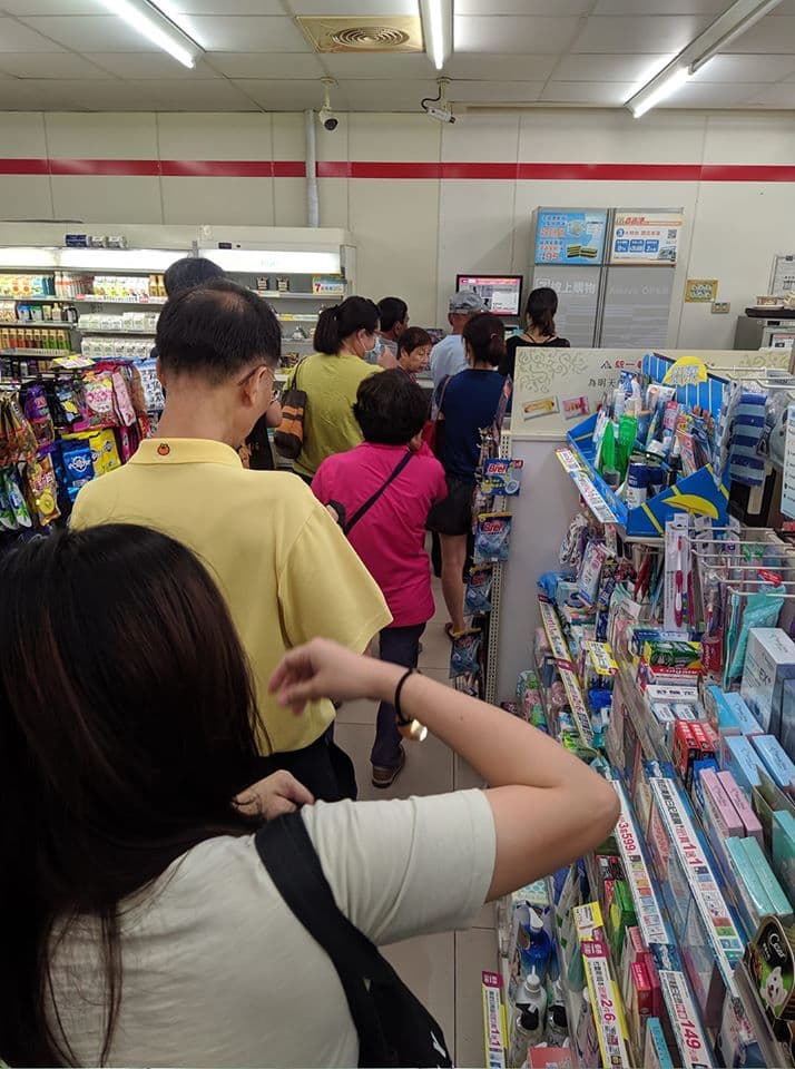 超商今日上午出現排隊潮，不過就有要寄包裹的民眾感到相當困擾。（翻攝自爆怨公社）